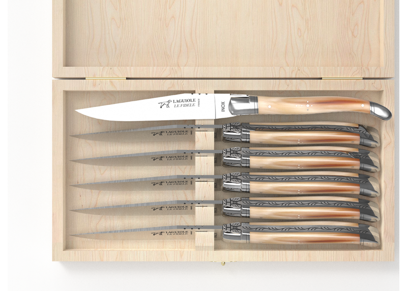Service de 6 couteaux Laguiole avec un manche en pointe de corne blonde et mitres en acier inoxydable