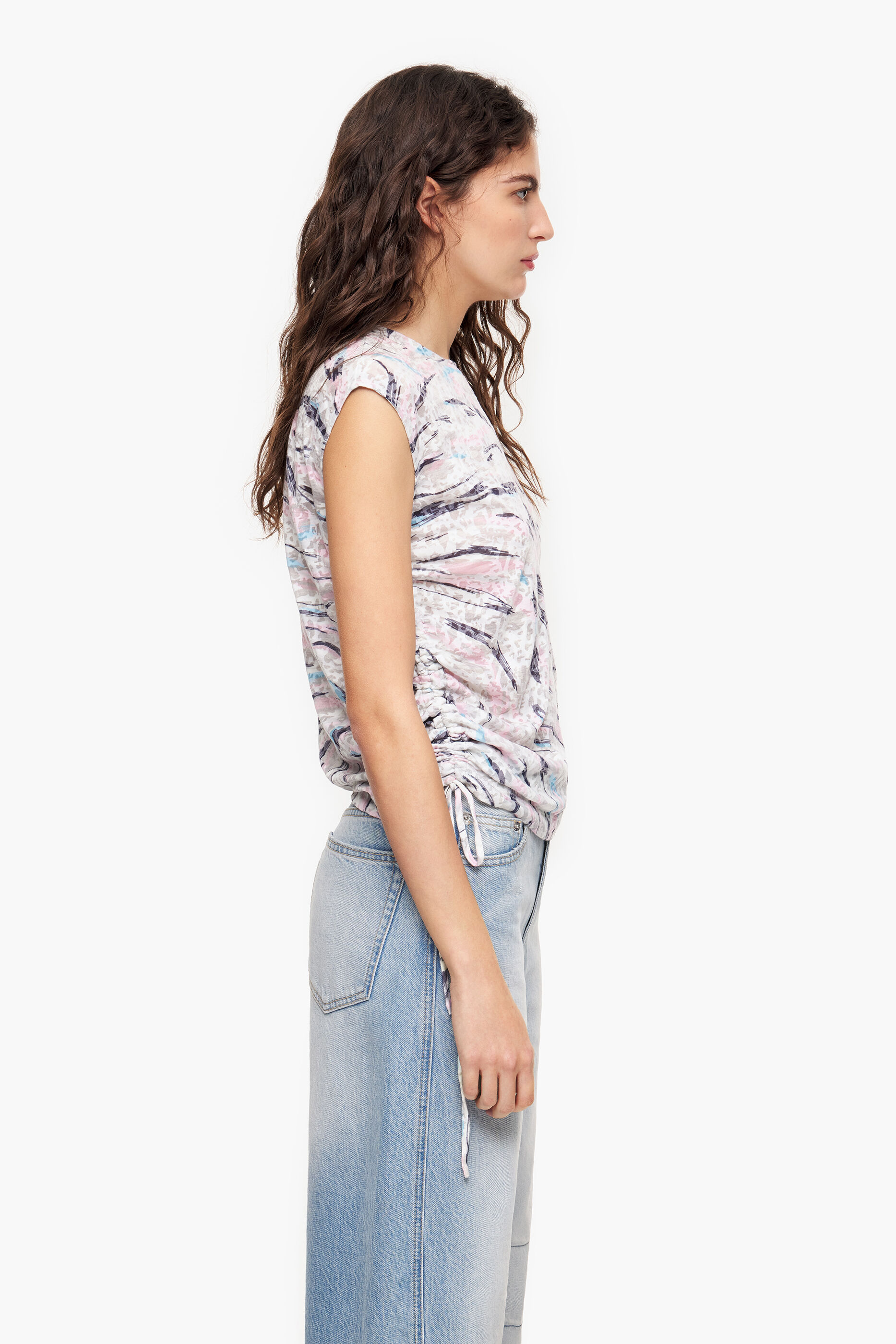 Camiseta branca de algodão com estampa de asas de borboleta