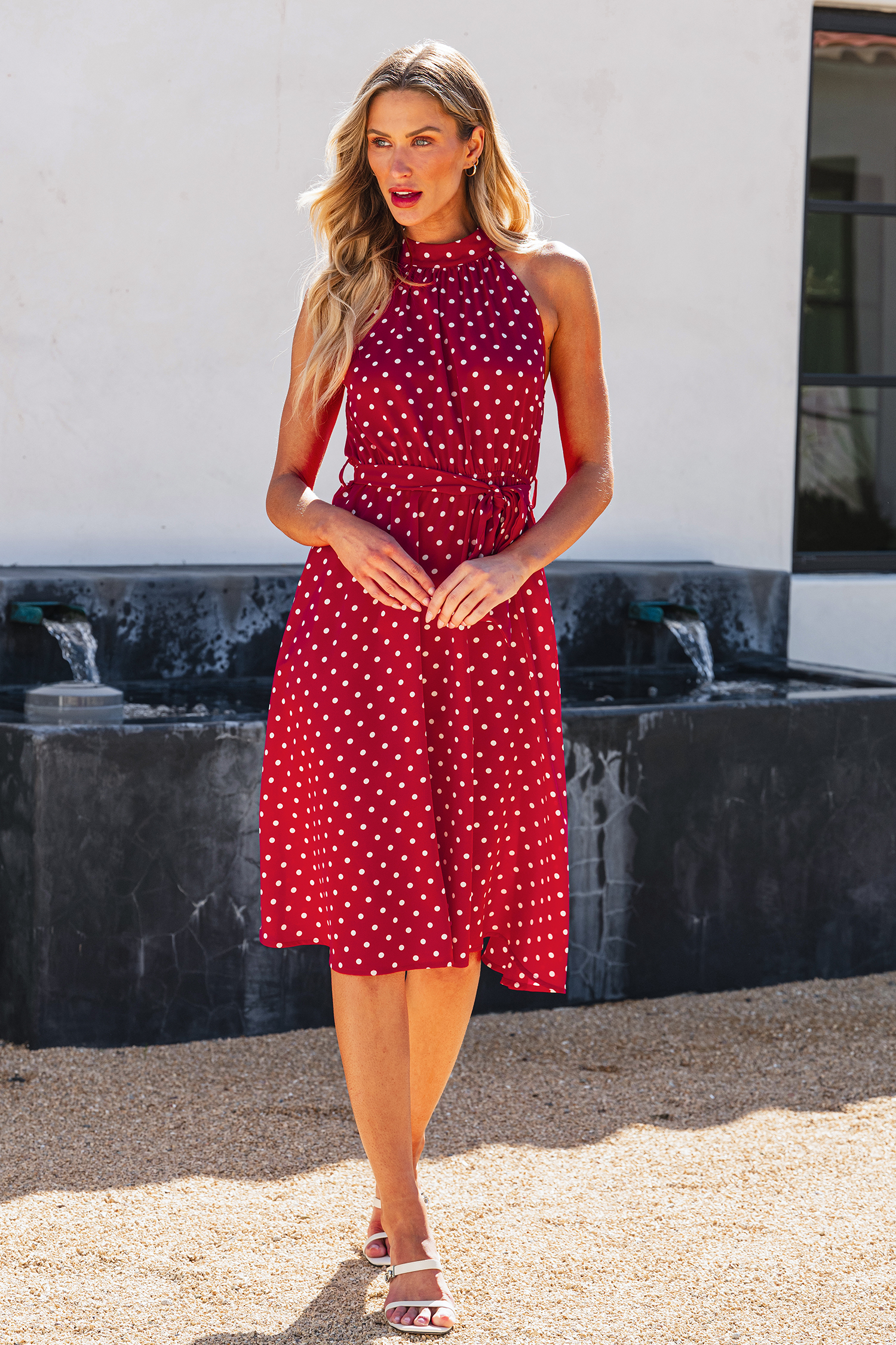 Robe mini sans manches avec col haut à pois rouge
