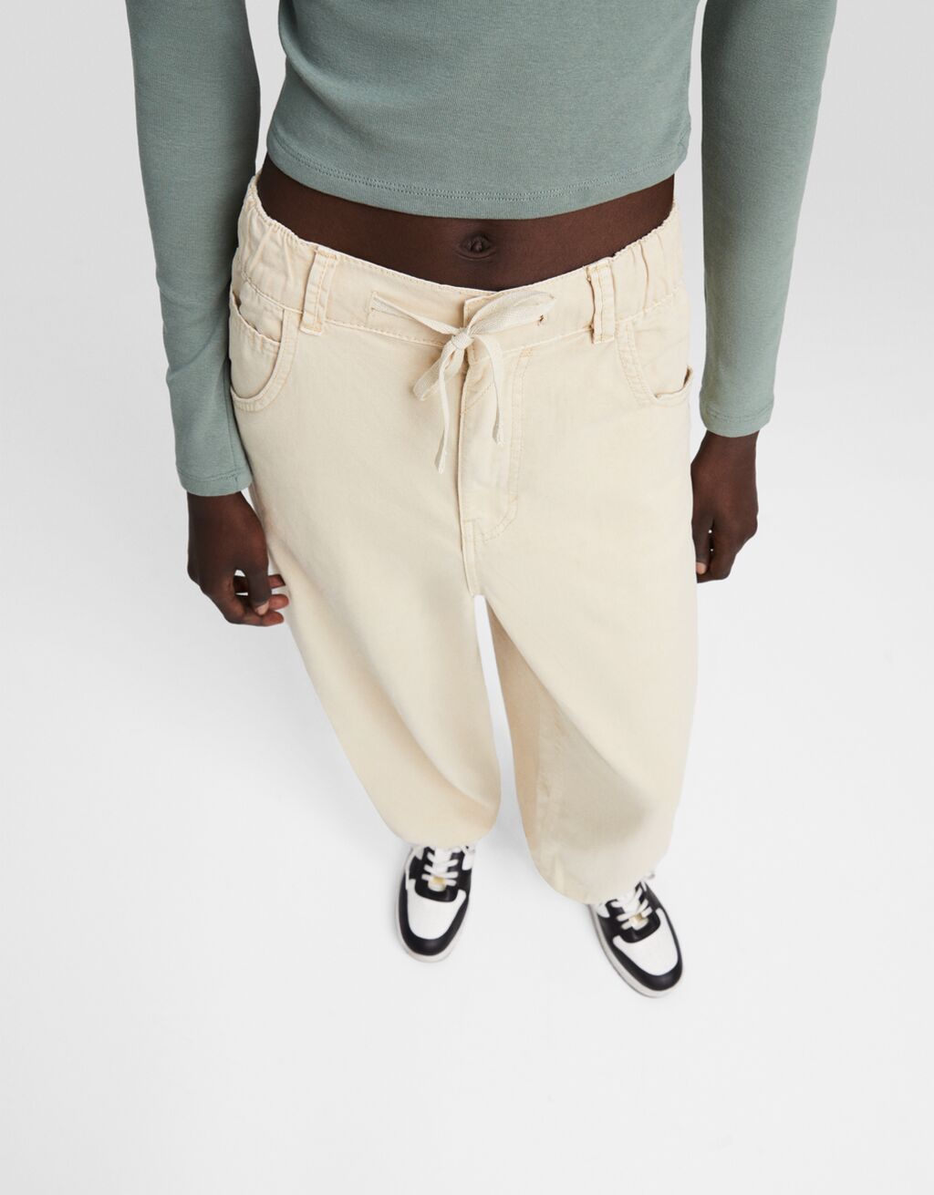Calça jogger de algodão com cordão.