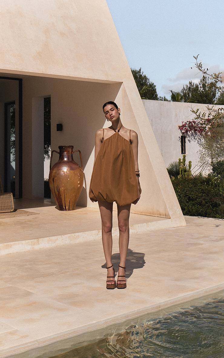 Dark Ochre Robe Bouffante À Col Licou Avec Détails Perlés