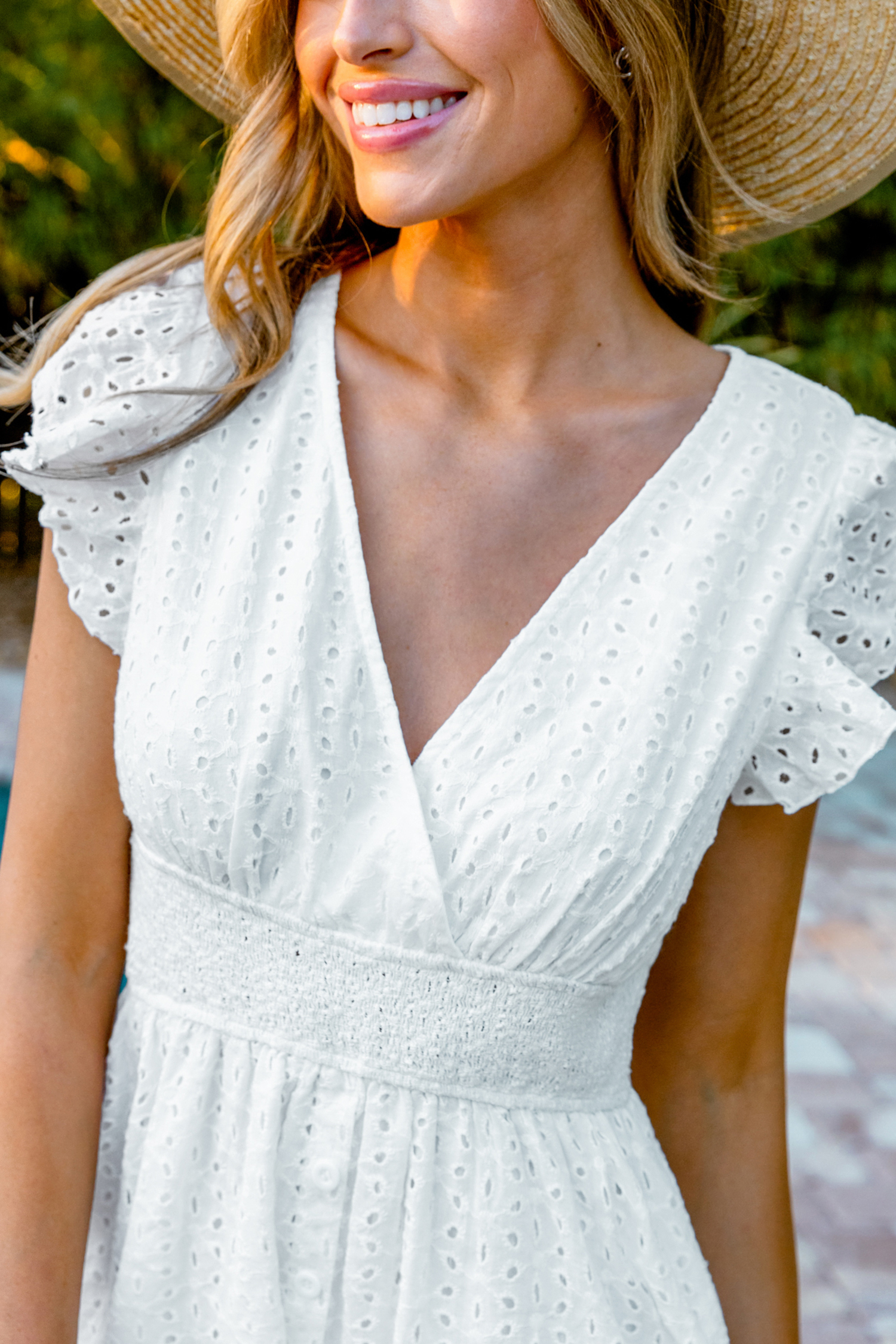 Robe mini en pur coton avec volants et œillets floraux