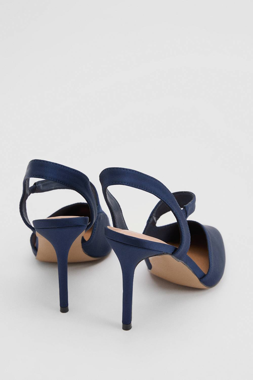 Wallis Escarpins À Talons Aiguilles Pointus Asymétriques En Satin Everly Coupe Large