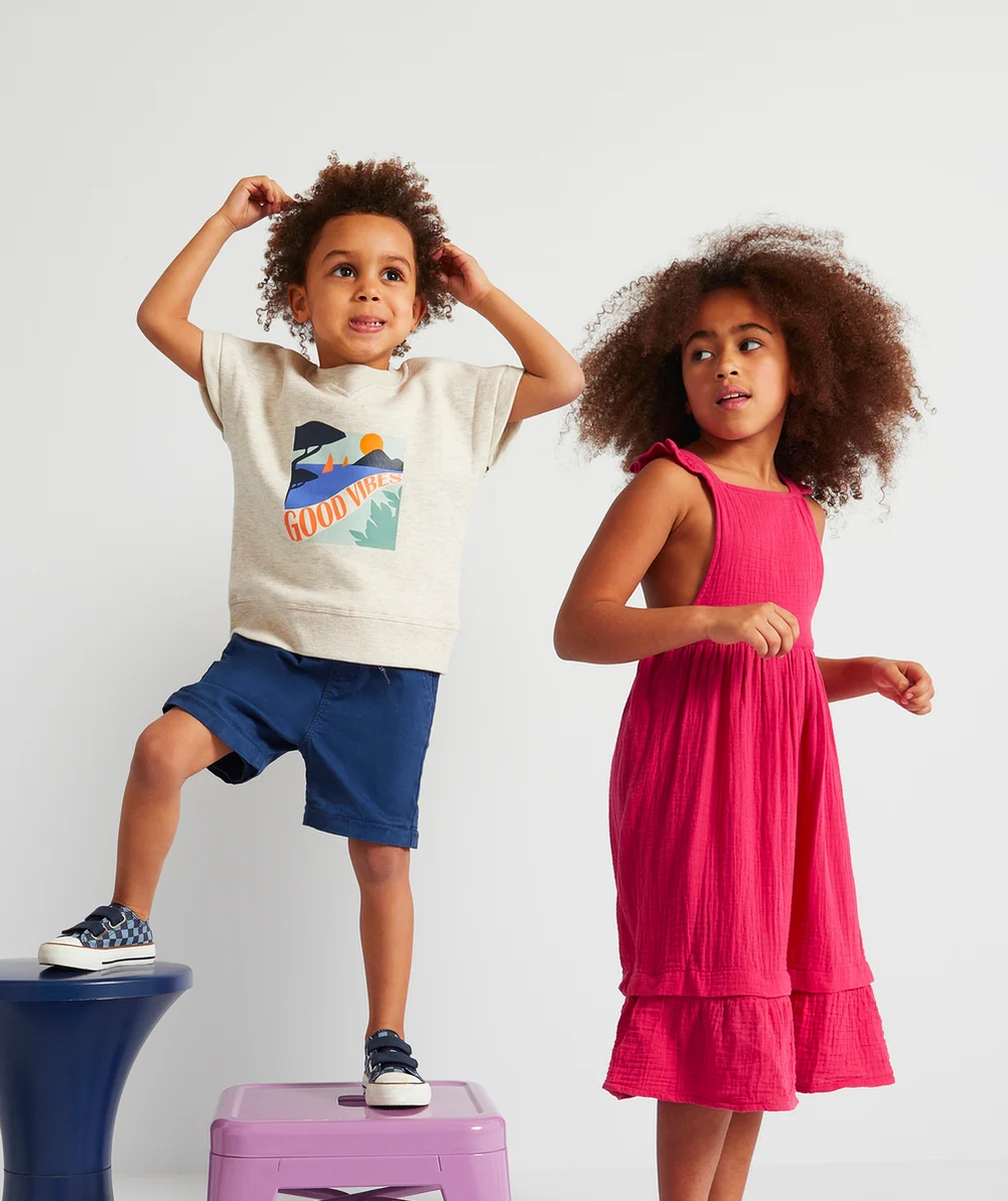 SWEAT ÉVOLUTIF GRIS EN FIBRES RECYCLÉES AVEC FLOQUAGE PLAGE