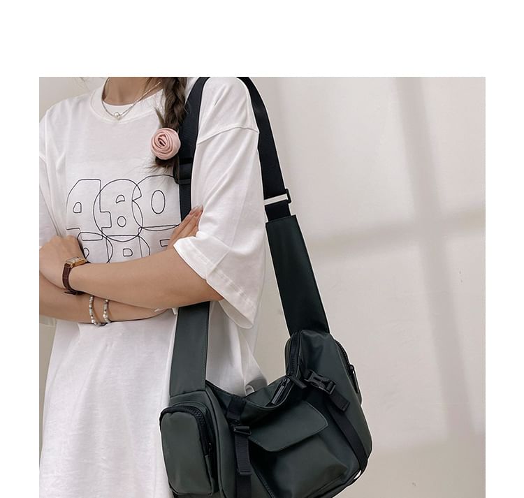 Hikuozy - Nylon crossbodytas met effen klep