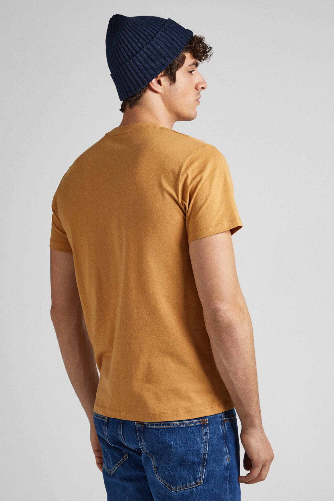 estampa de logotipo em camiseta