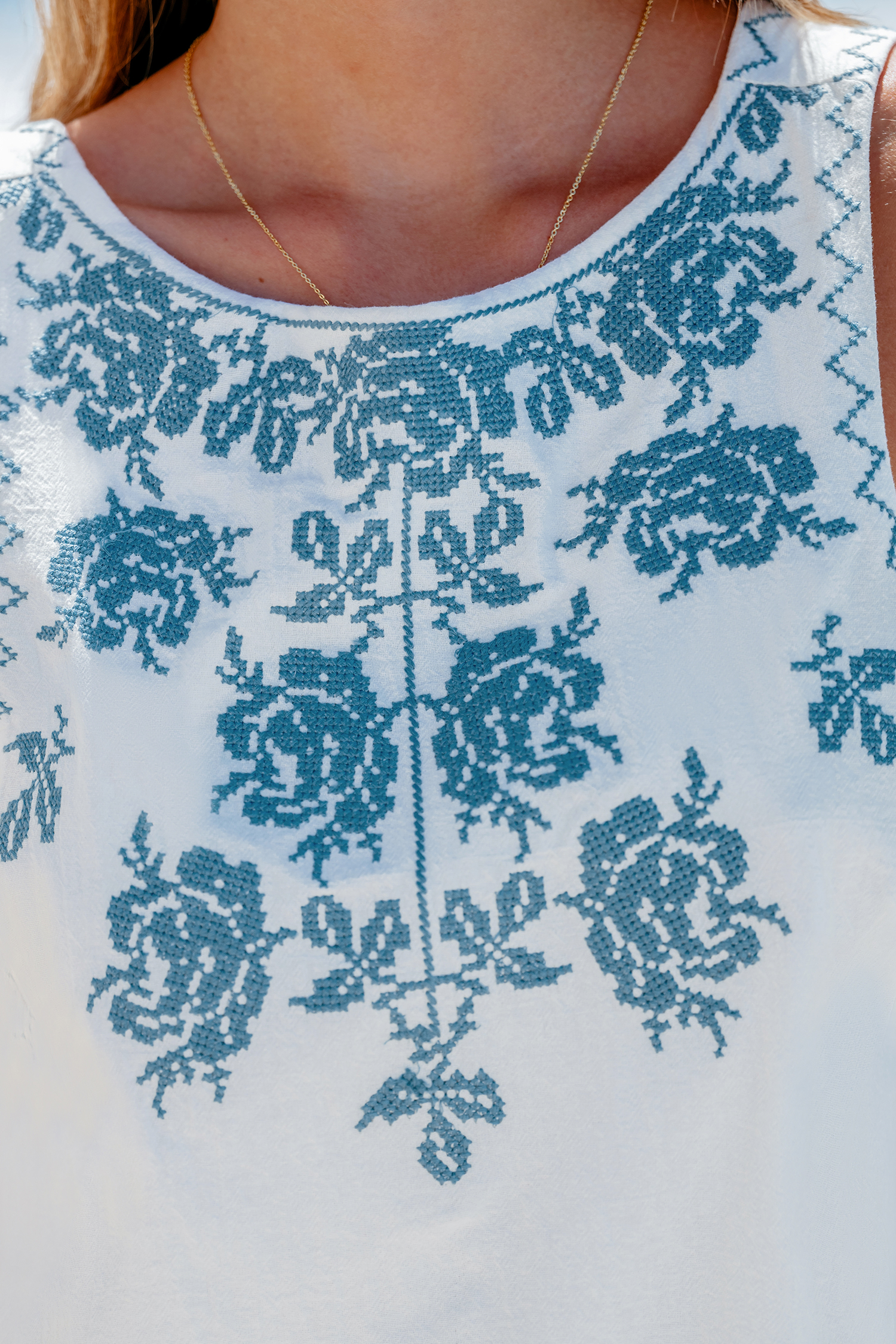 Robe mini en pur coton droite à fleurs en broderie