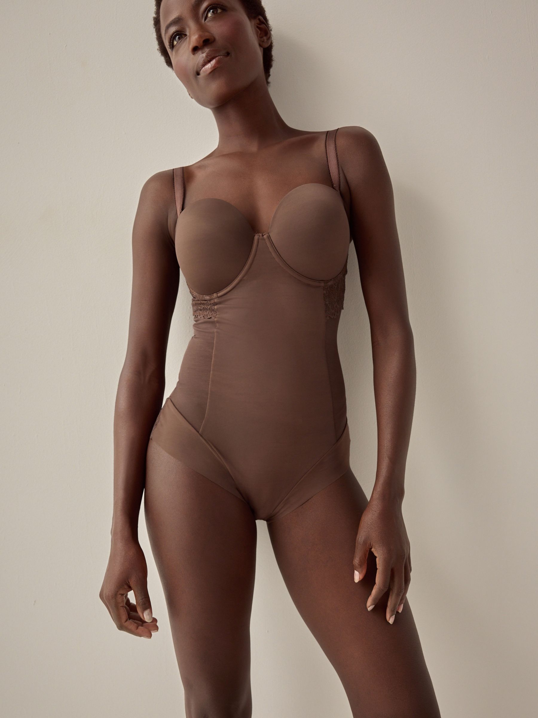 Chocolade nude - DD+ kanten tummy control body met lichte vulling