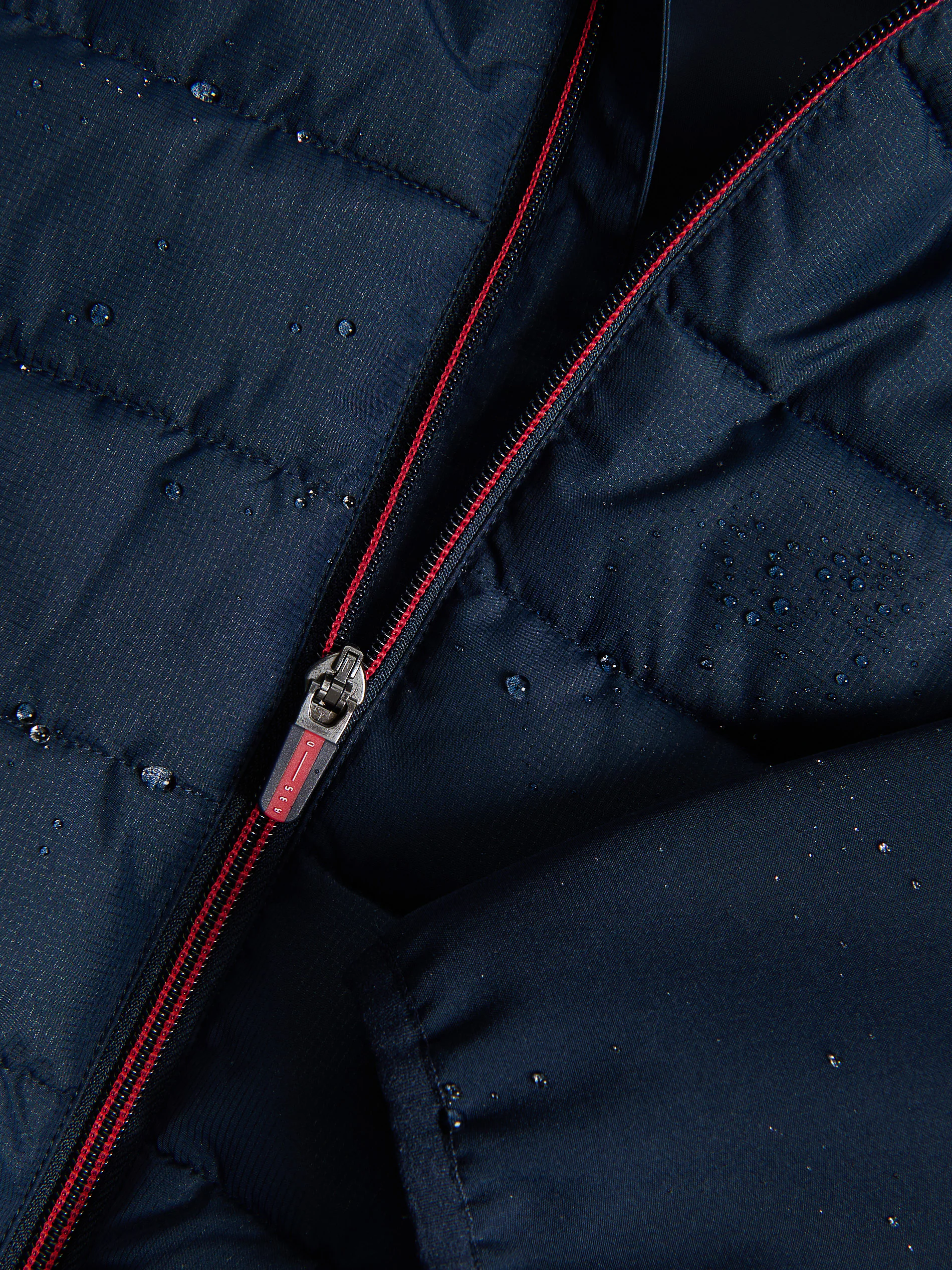 Gefütterte Jacke mit Kapuze
