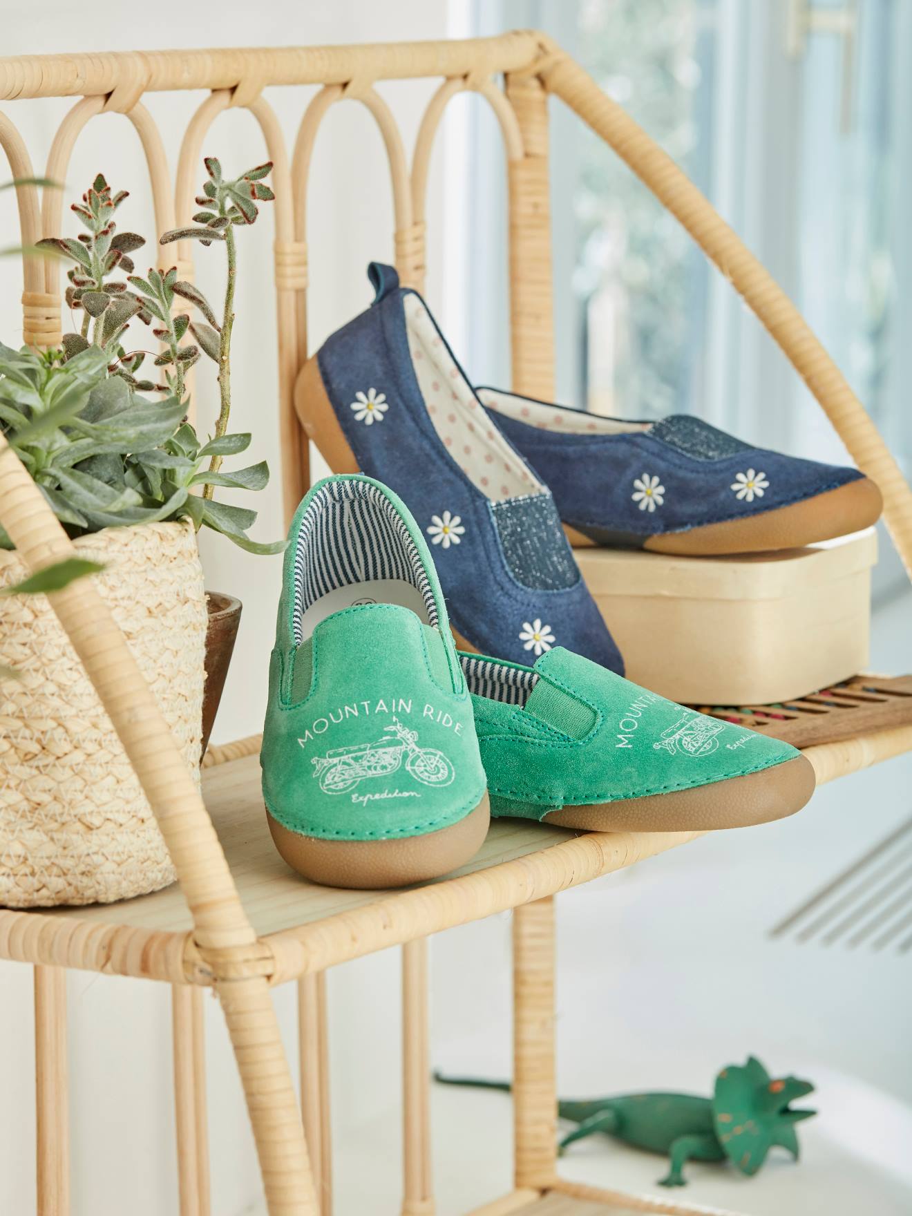Pantufas de couro elástico para meninos, verde-escuras lisas com estampas.