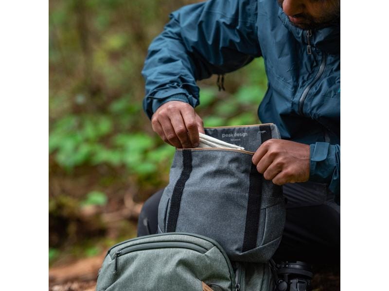 Peak Design Kamera-Tasche Field Pouch v2 Grau 2-in-1 Tragetasche mit komprimierbarem Bag-Organizer