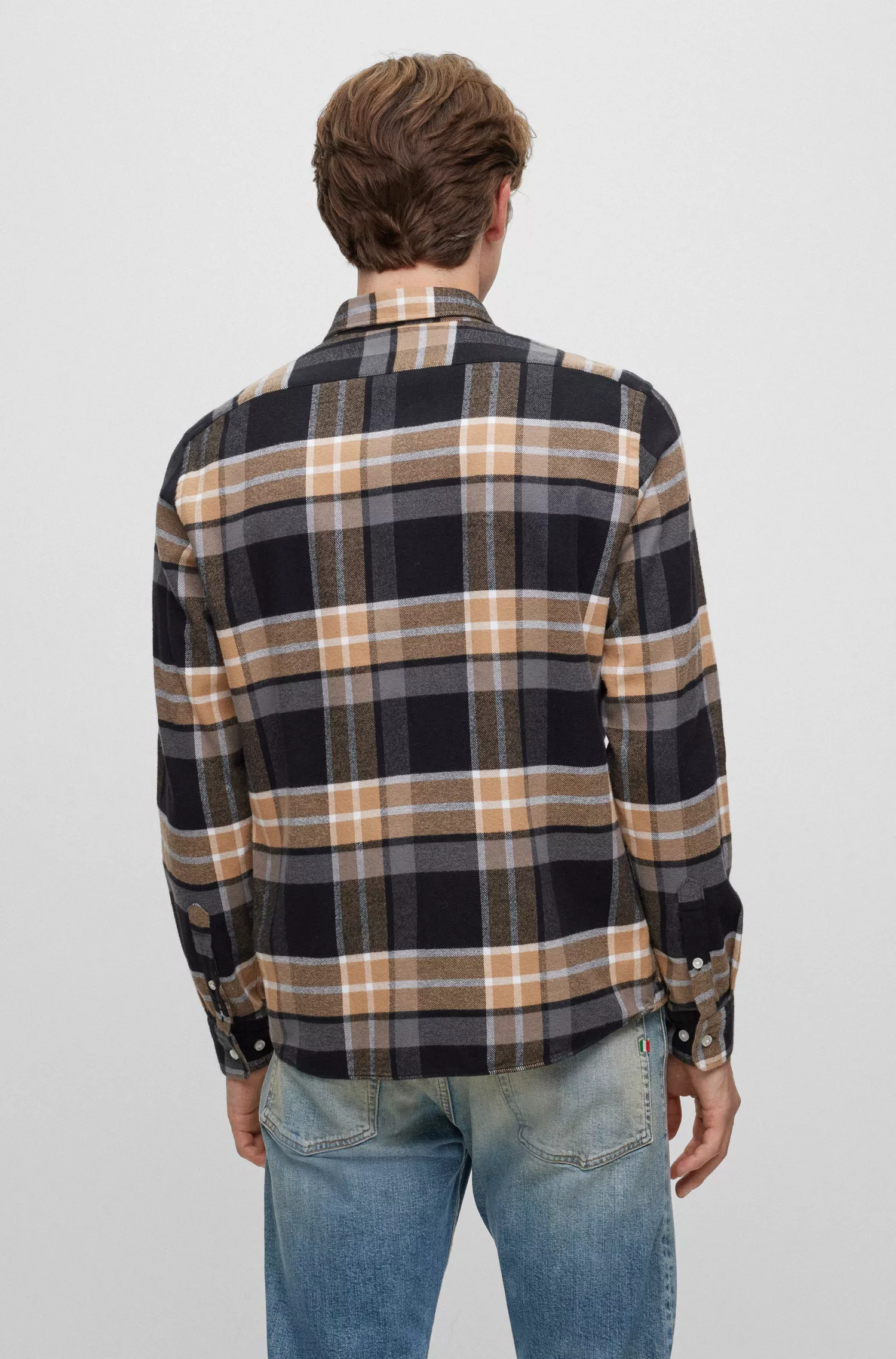 Camisa BOSS preta de corte regular em algodão xadrez lavado.