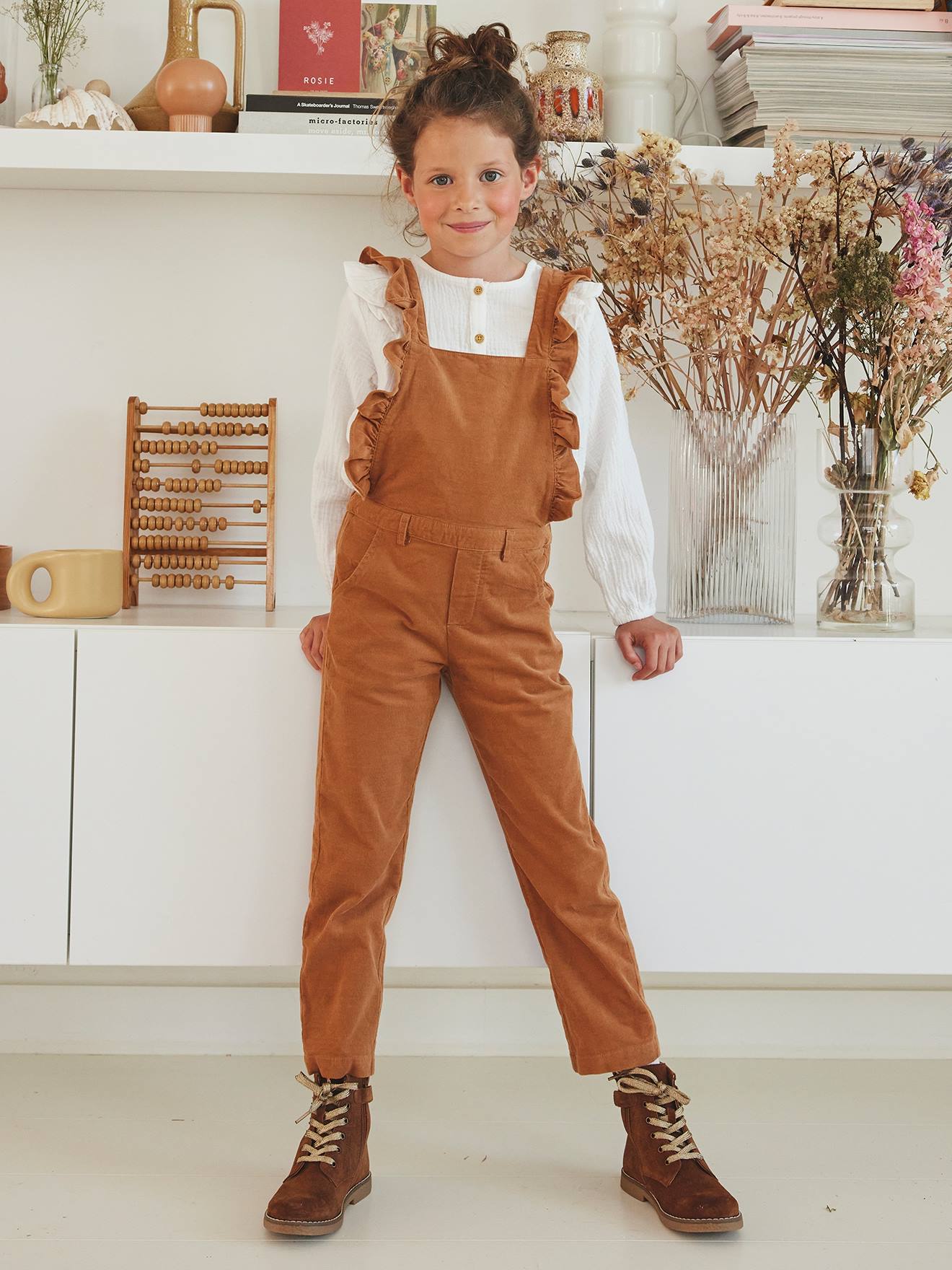 Blusa de chiffon de algodão com babados, para menina de pele cor de barro.