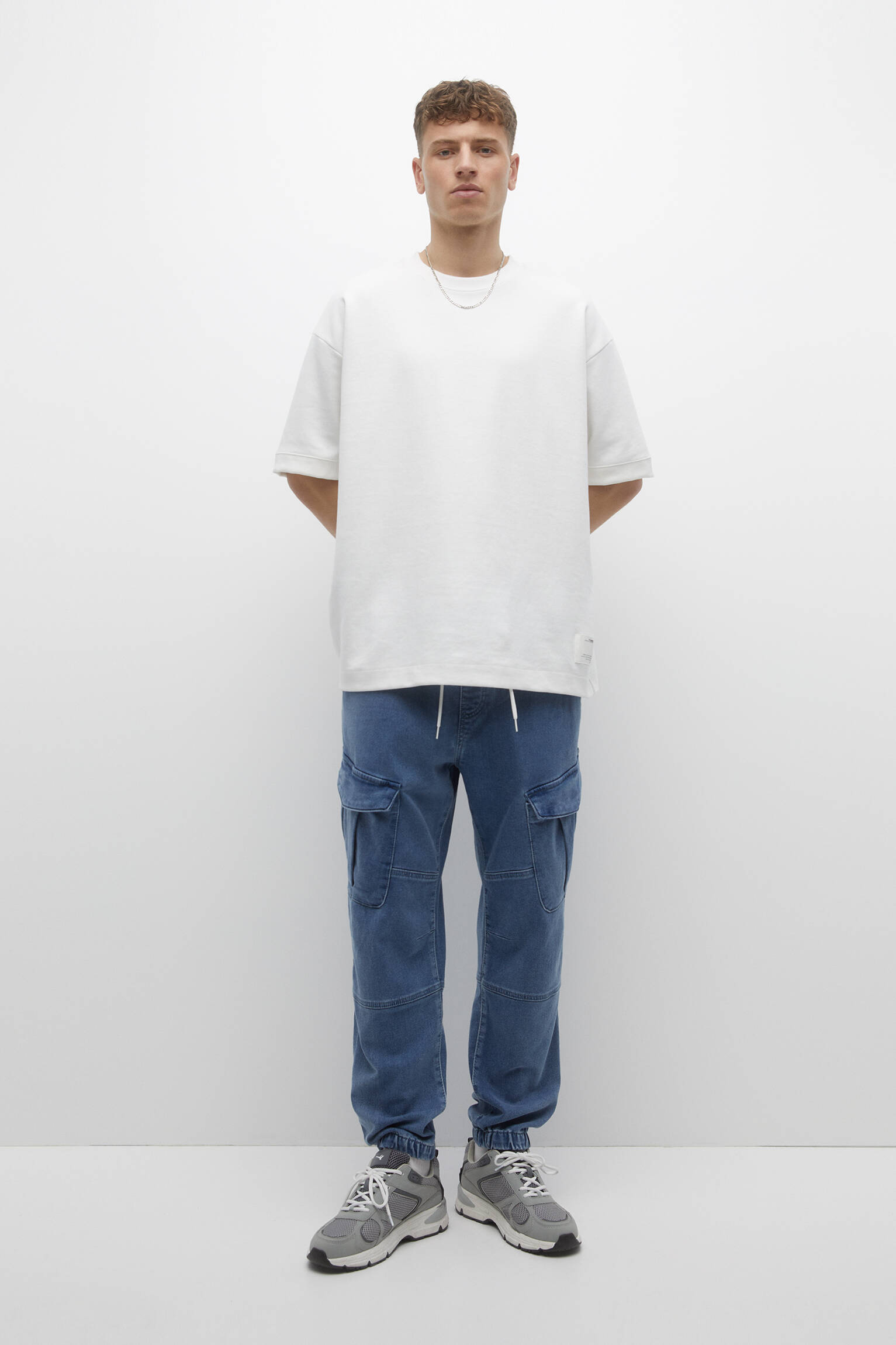 Calça jeans cargo - azul médio