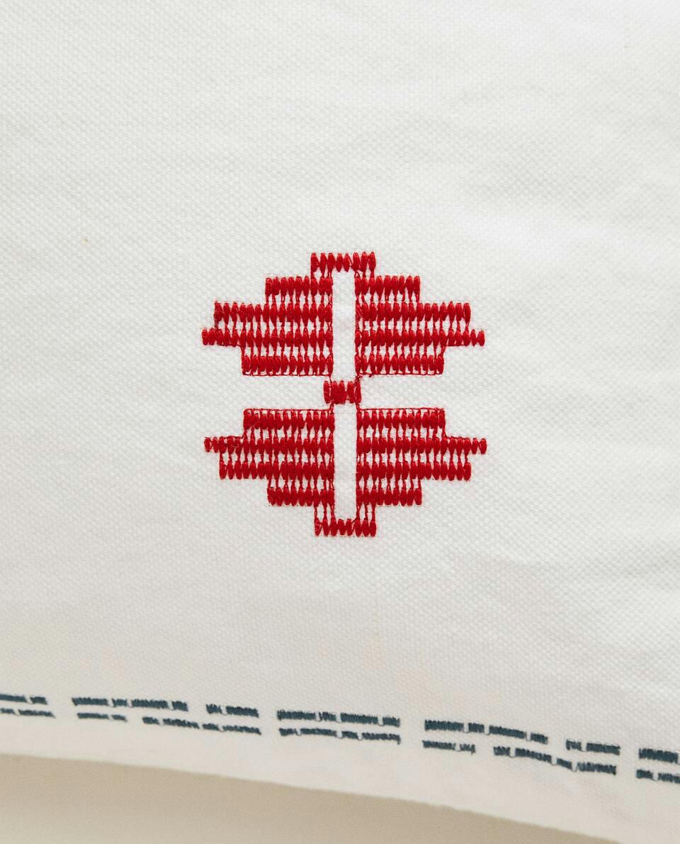 CAPA DE ALMOFADA BORDADA