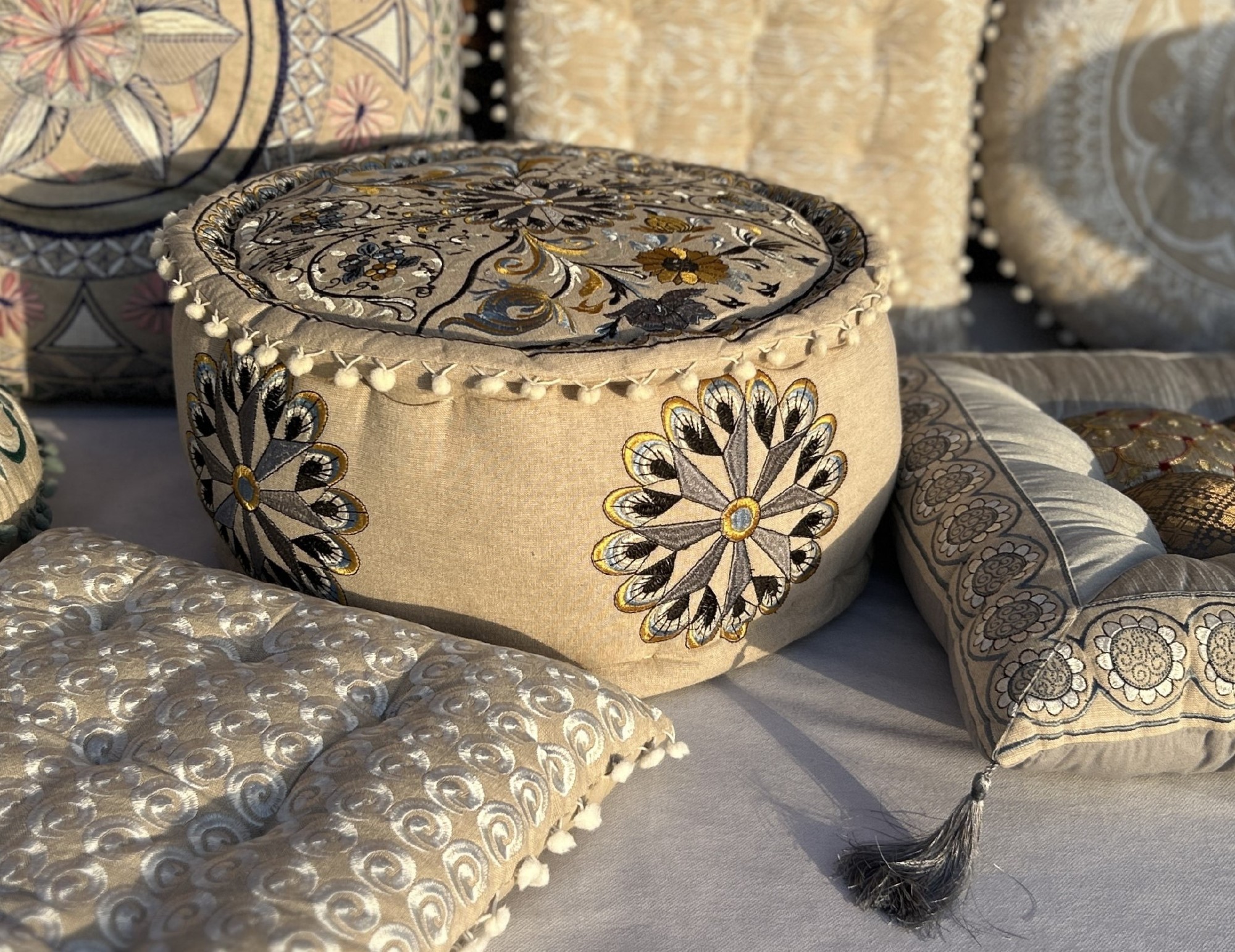 Pouf 'Blumen und Ranken', beige mit Stickereien, Ø 42 cm, H 20 cm von fischer's lagerhaus