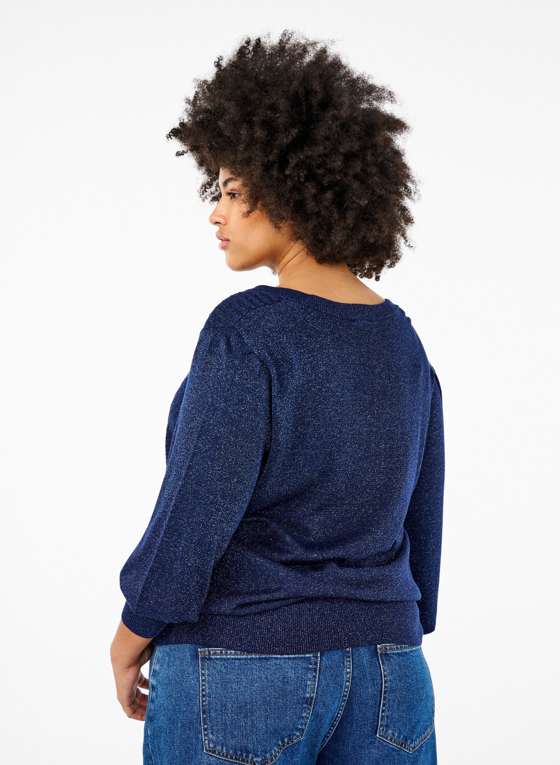 Strikbluse med glimmer og V-hals