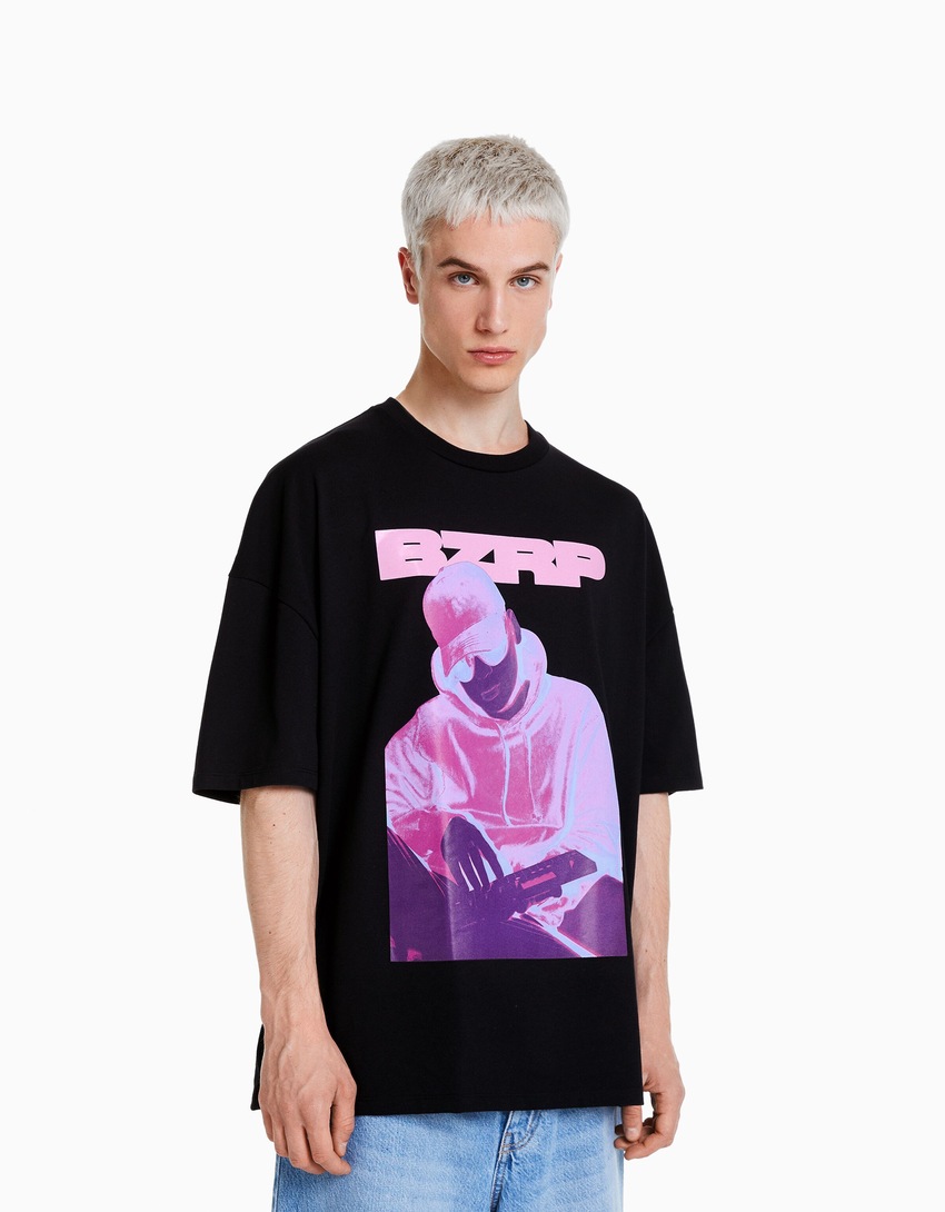Camiseta de manga curta oversized com estampa BERSHKA ft. BIZARRAP