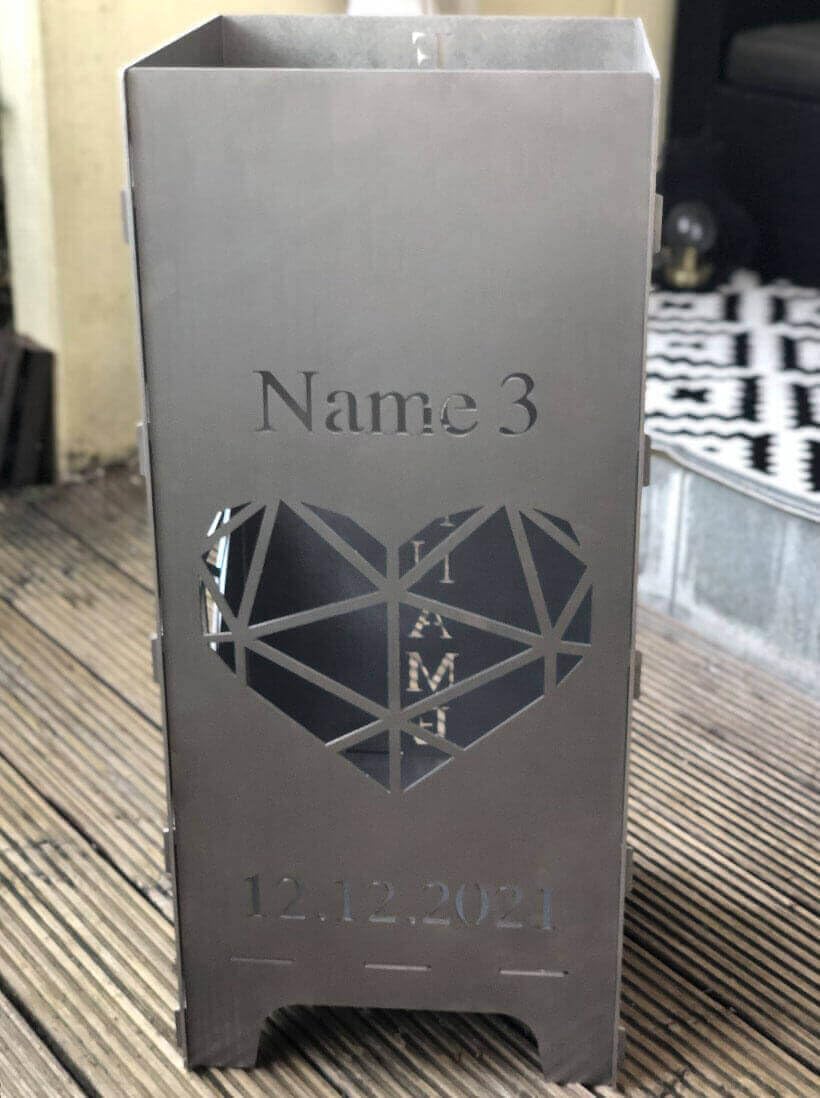 EXTRAVAGANT® Feuertonne, Feuerstelle, Feuerkorb, Feuersäule PERSONALISIERT für den Garten, Terrasse, Stahl, Rostoptik, Unikat, Edelrost, Geschenk Familie (3 Kinder)
