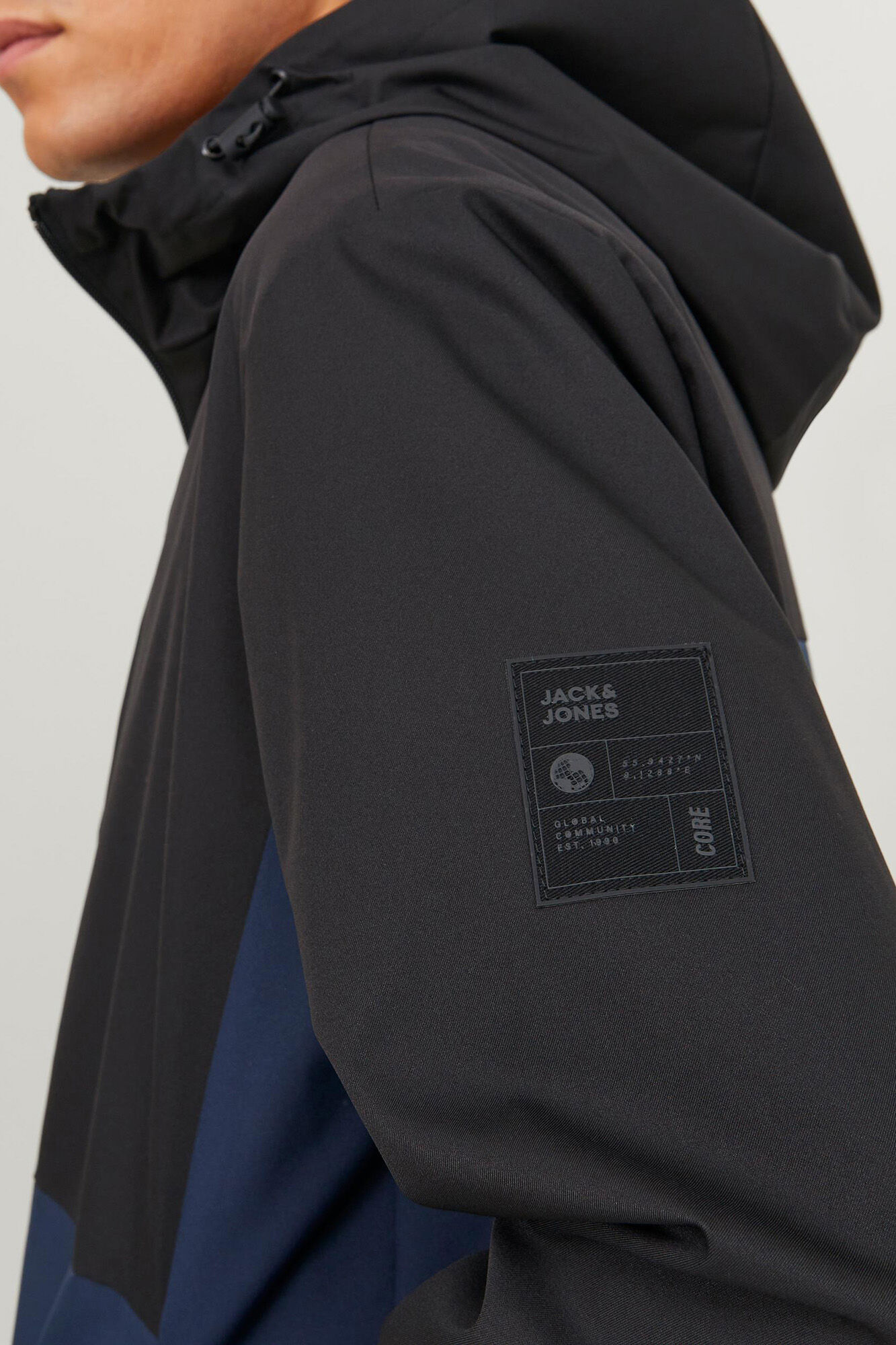 Jaqueta softshell color block com capuz.