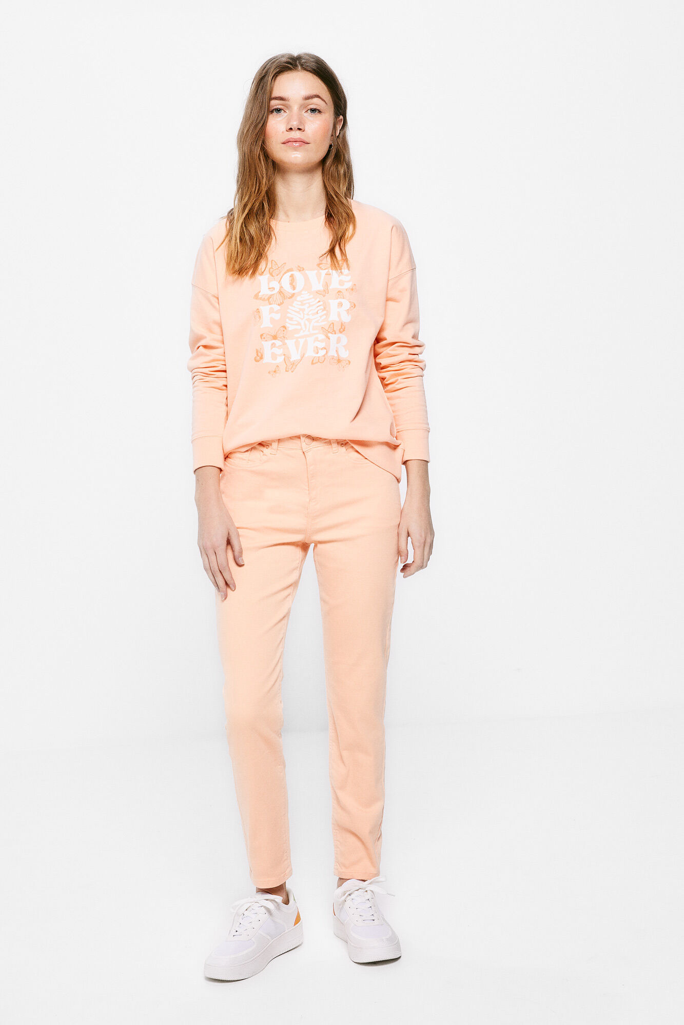 Calça jeans cropped slim tingida ecologicamente - coral