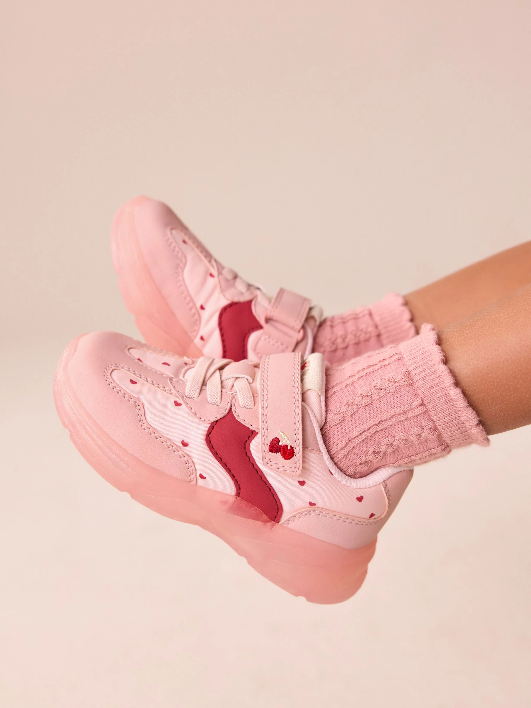 Roze met hartjesprint - Oplichtende sneakers met klittenbandsluiting en elastische veters