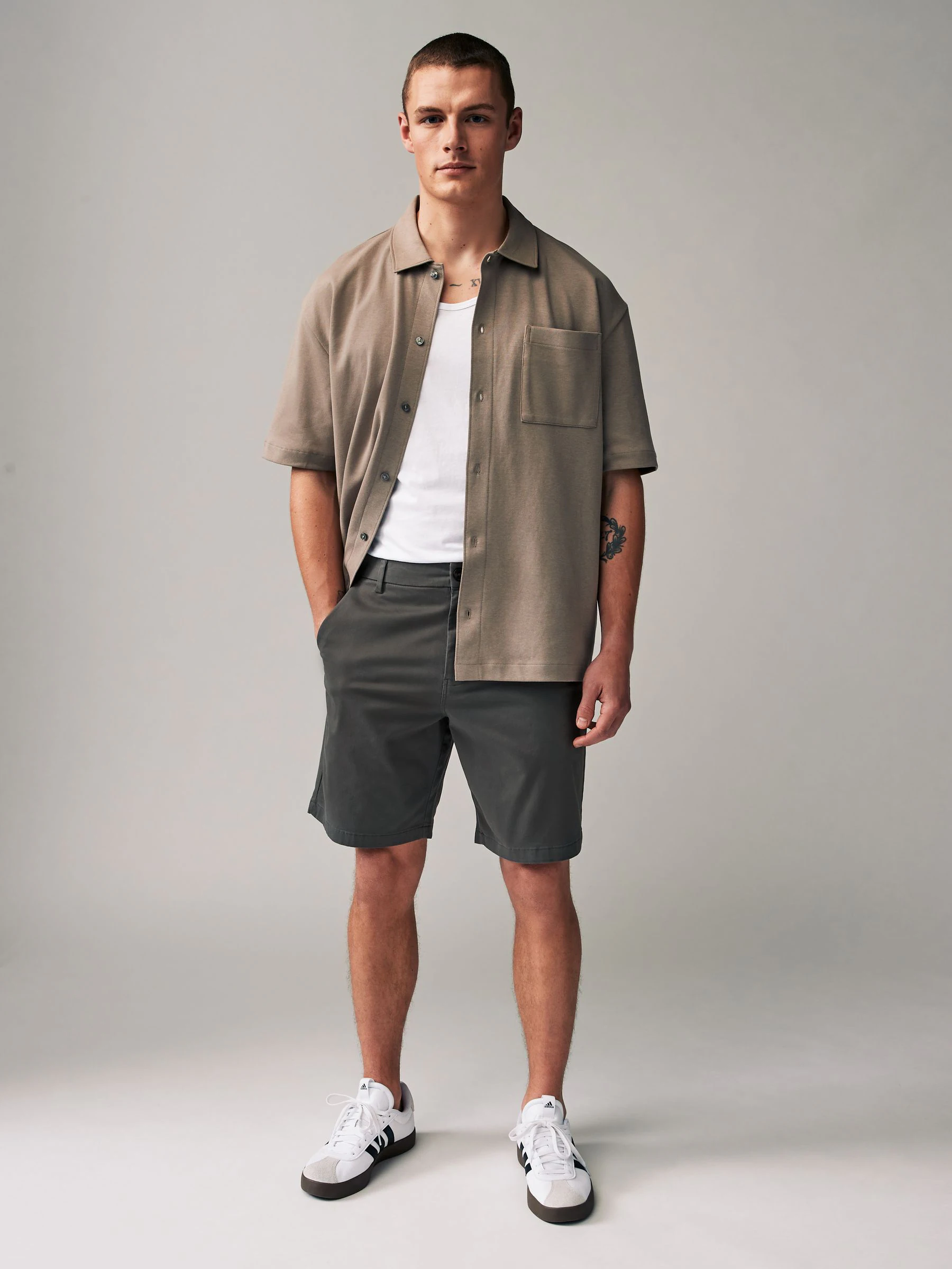 Marineblauw/antraciet - Ruimvallende pasvorm. - Set van 2 chinoshorts met stretch