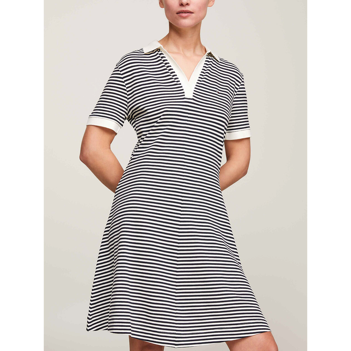 TOMMY HILFIGER<br>Vestido polo curto listrado com mangas curtas