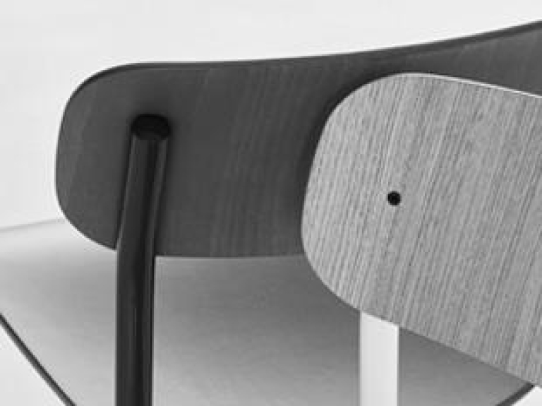Thonet S243 stoel, onderstel wit, zitting blank eiken gelakt