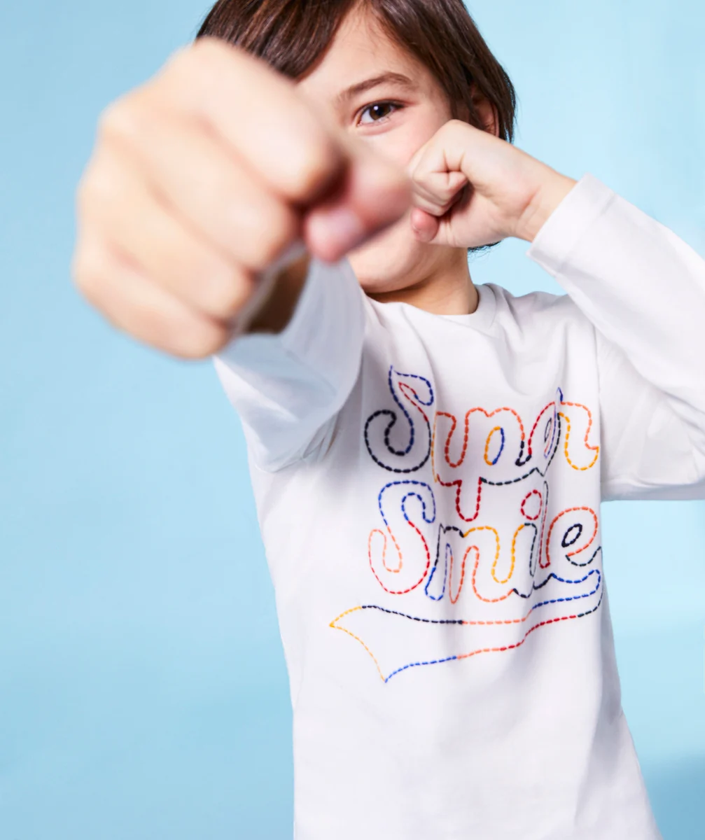 T-SHIRT GARÇON EN COTON BIO BLANC AVEC MESSAGE BRODÉ COLORÉ