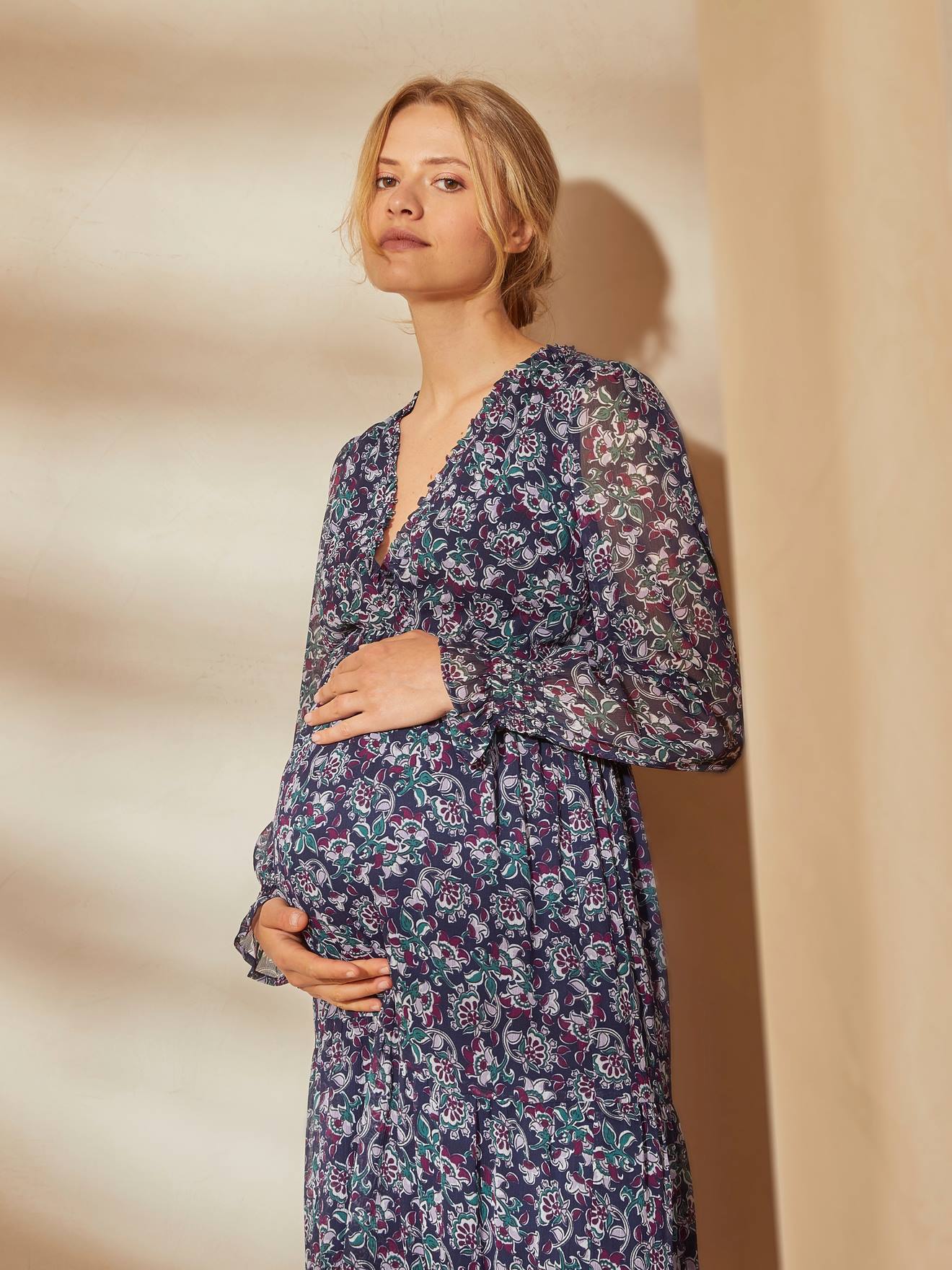Vestido longo estampado em crepe para gestantes e lactantes, estampa azul médio.