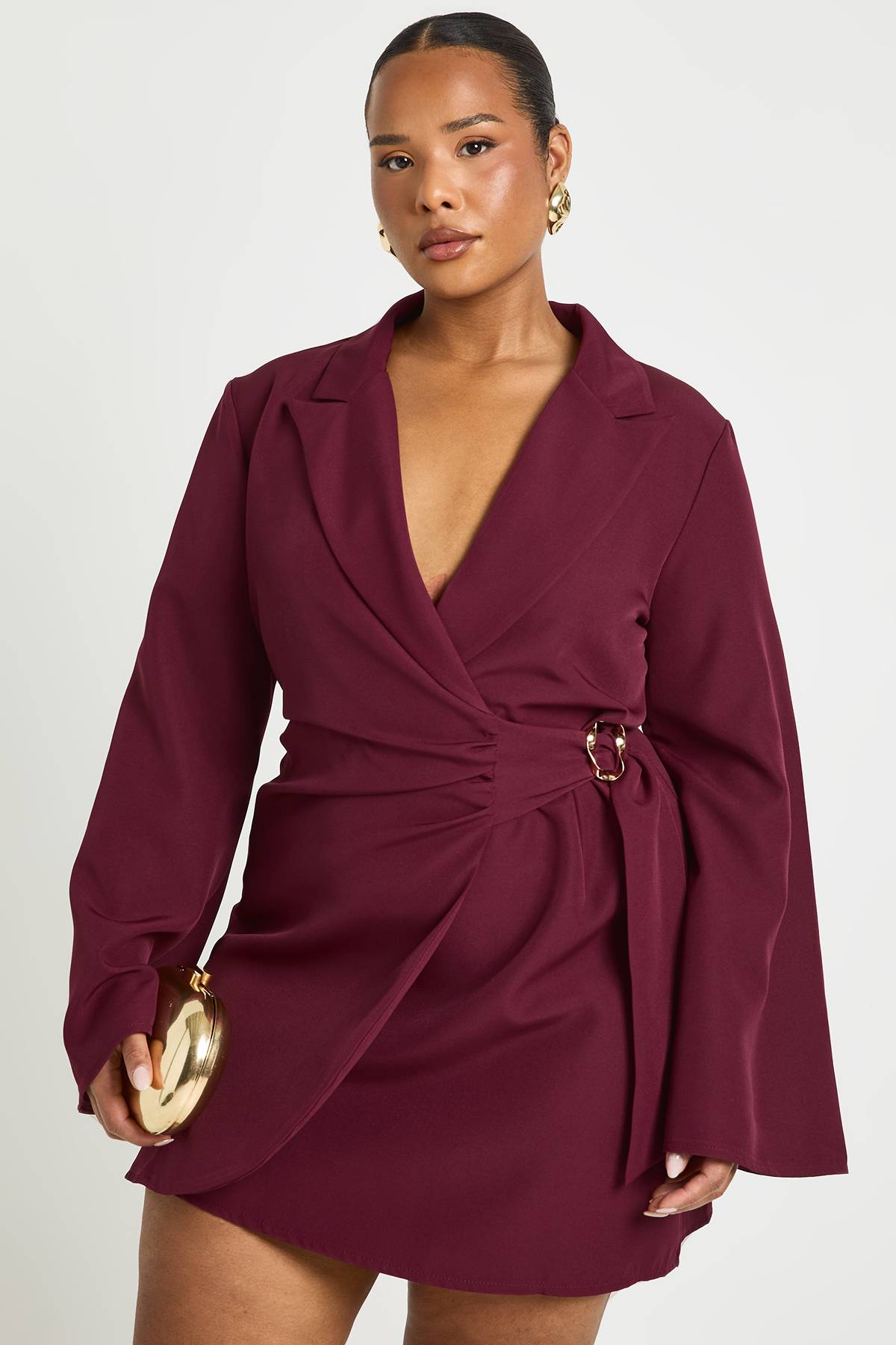 boohoo Robe blazer grande taille cintrée avec détails de boucle et ceinture nouée