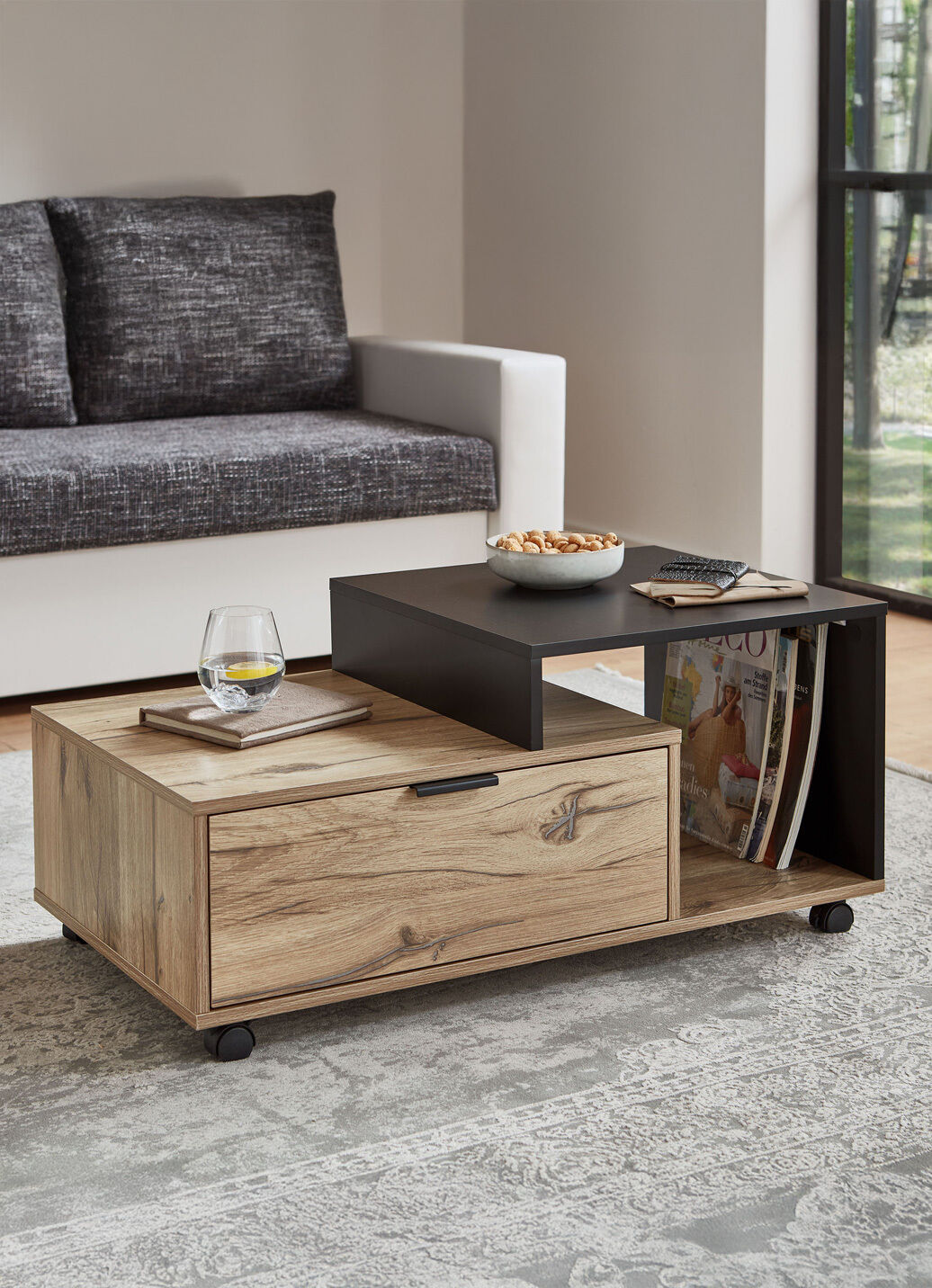 Moderner Couchtisch auf Rollen