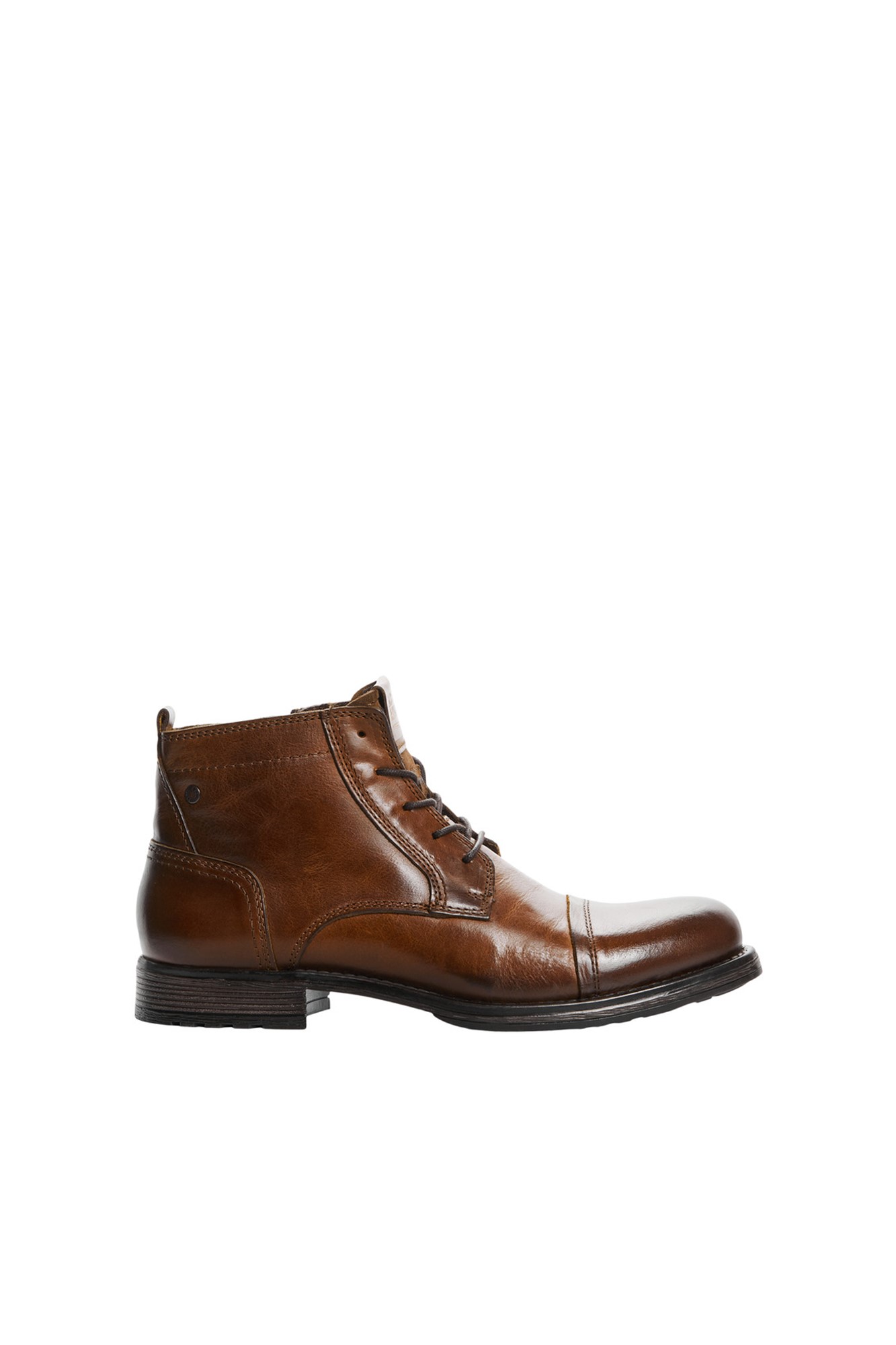 Bota de couro com sola tratorada