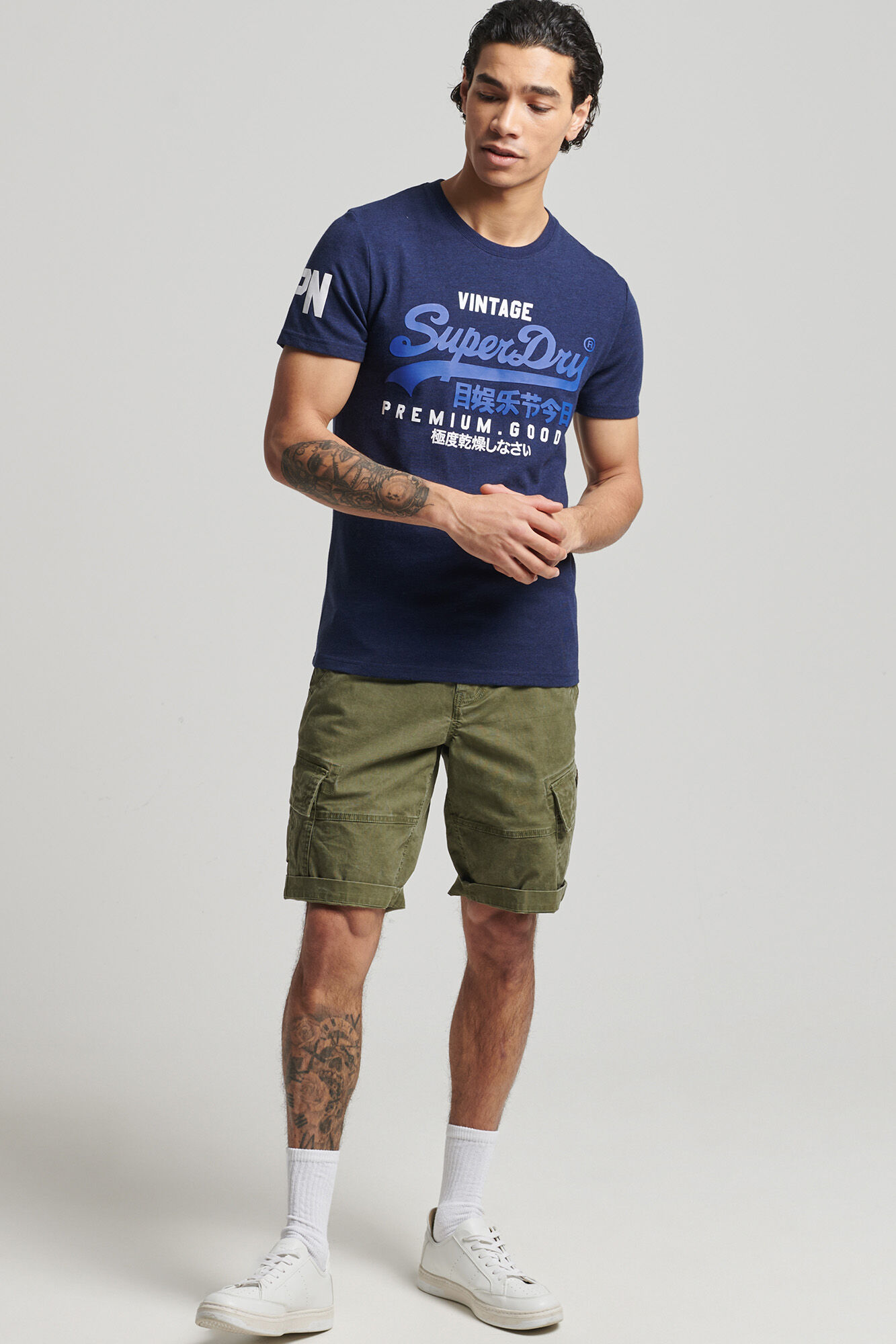 Camiseta de algodão orgânico com logo vintage - azul marinho