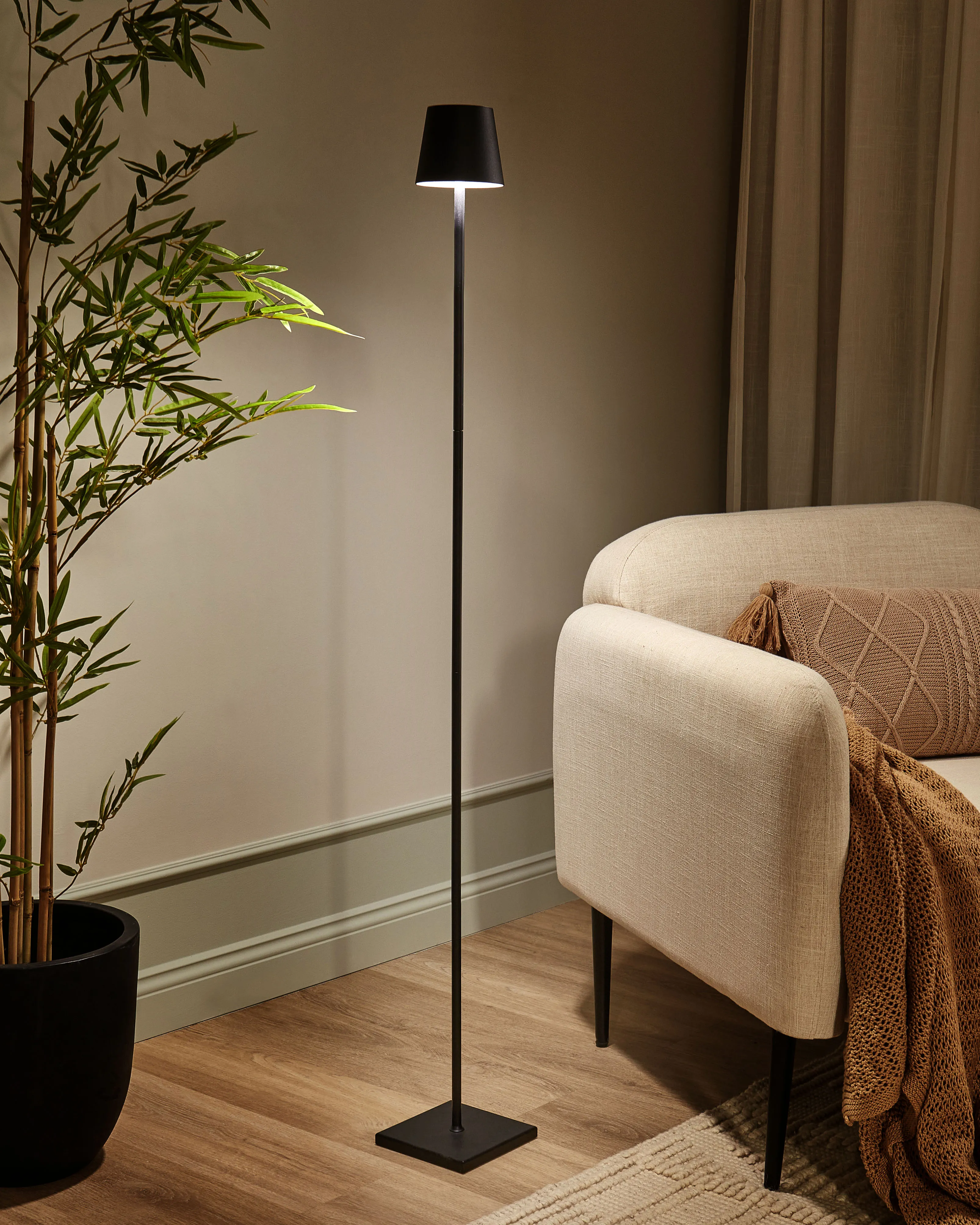 Draadloze staande LED lamp GAVARRESA Metaal Zwart