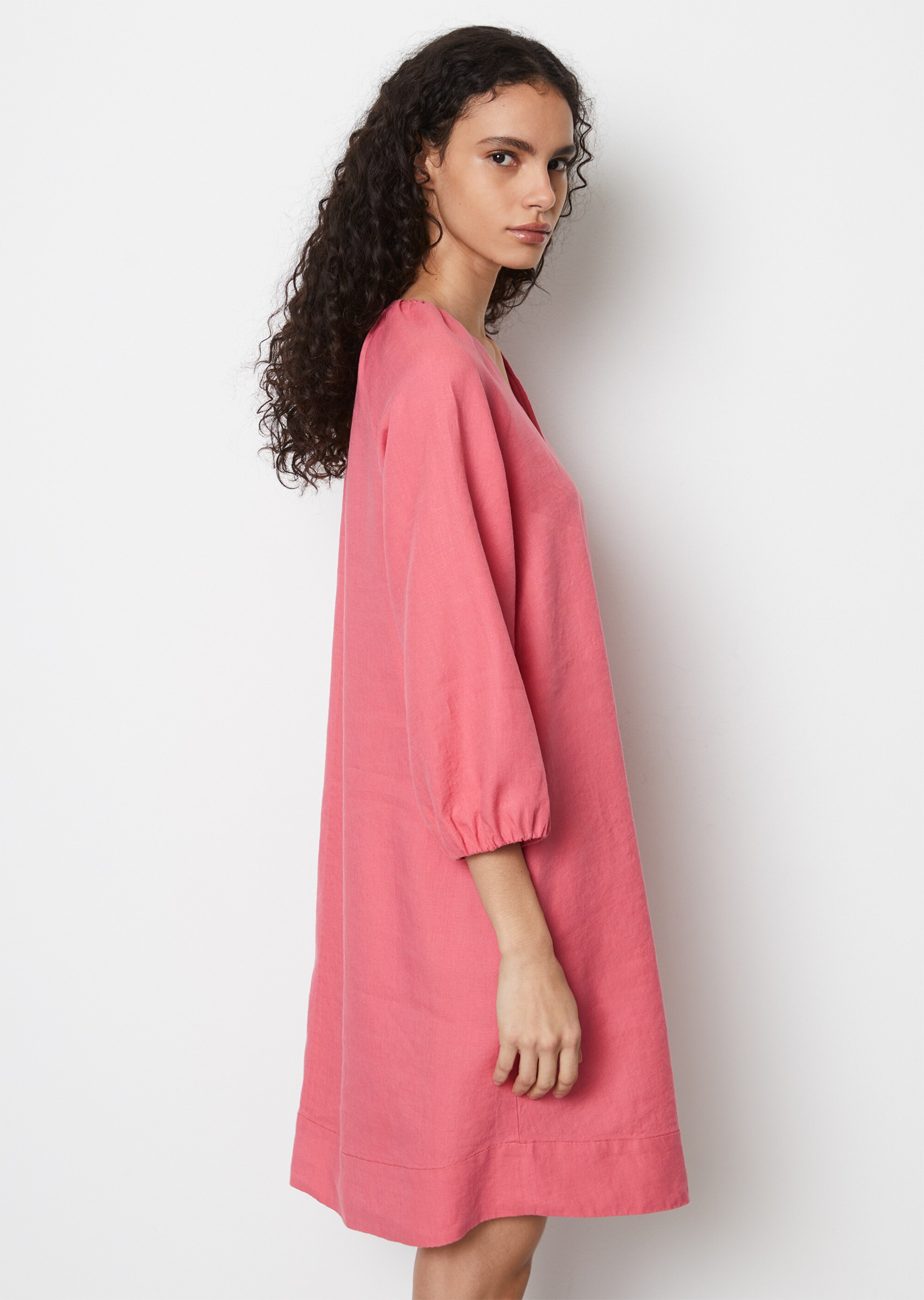Kurzes Leinen-V-Neck-Kleid in A-Linie geschnitten