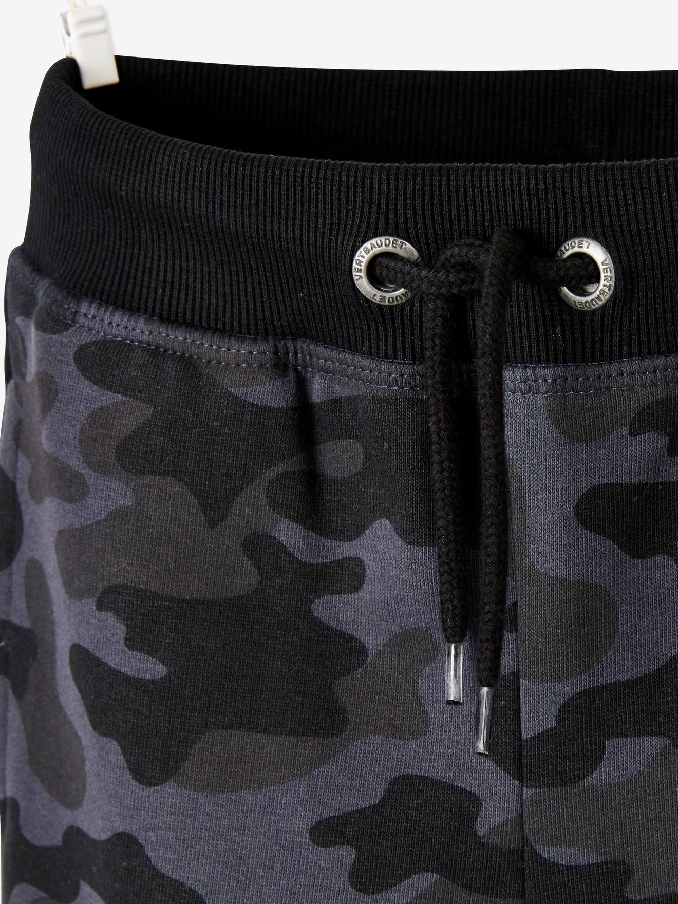 Calça de fato de treino infantil em fleece com estampa camuflada, cor preta escura.