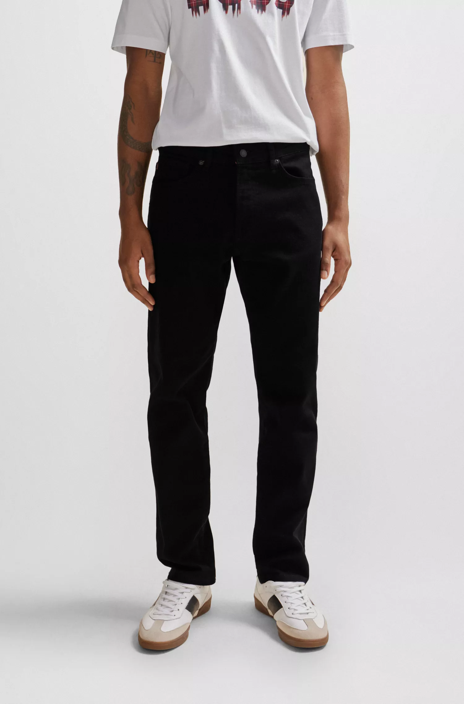 Calça jeans BOSS laranja, corte regular, em denim confortável com elasticidade que mantém a cor preta.
