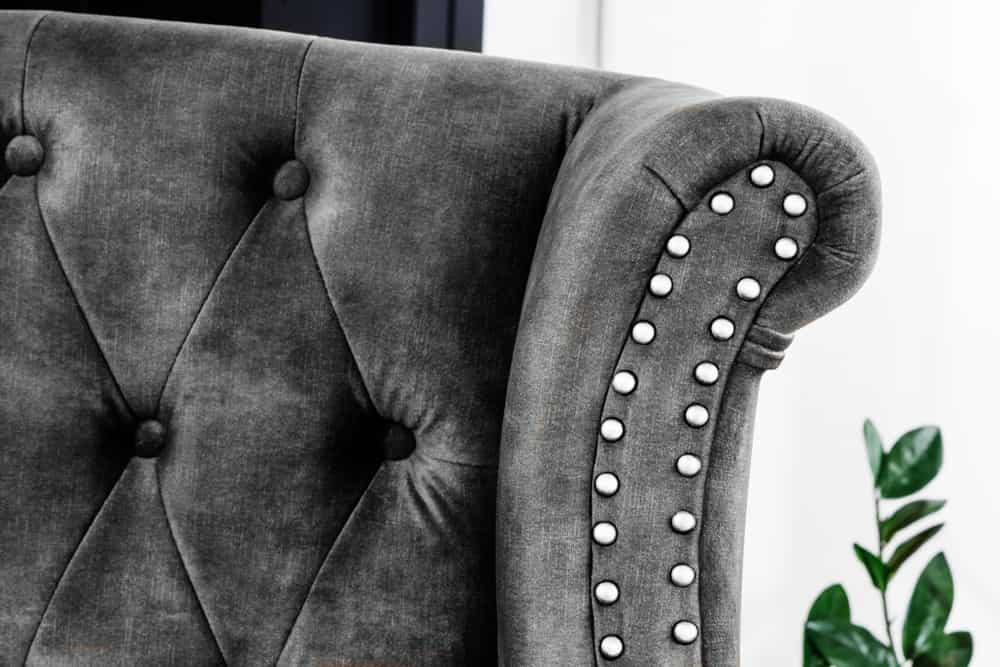 Design Ohrensessel CHESTERFIELD 105cm grau Samt silber Nieten