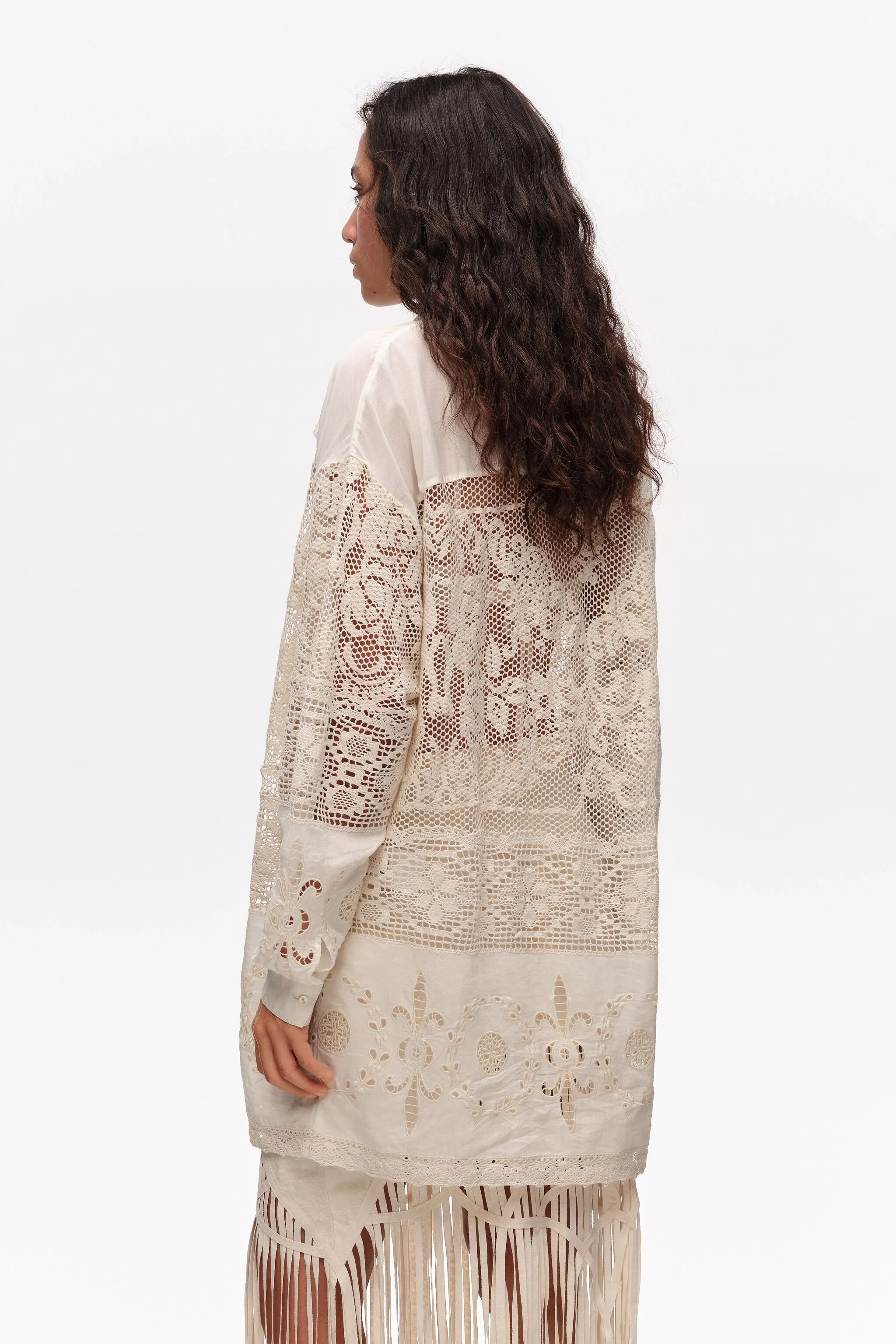 Camisa oversized cor creme com patchwork de renda