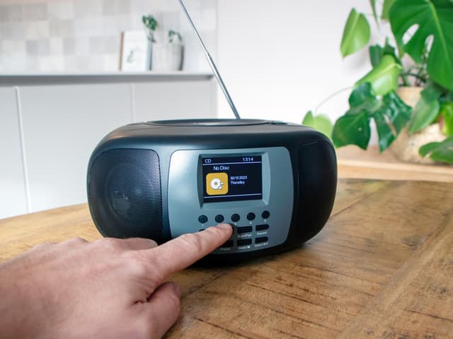Bærbar DAB+/FM-radio med Bluetooth-cd-afspiller og stort LCD-farvedisplay