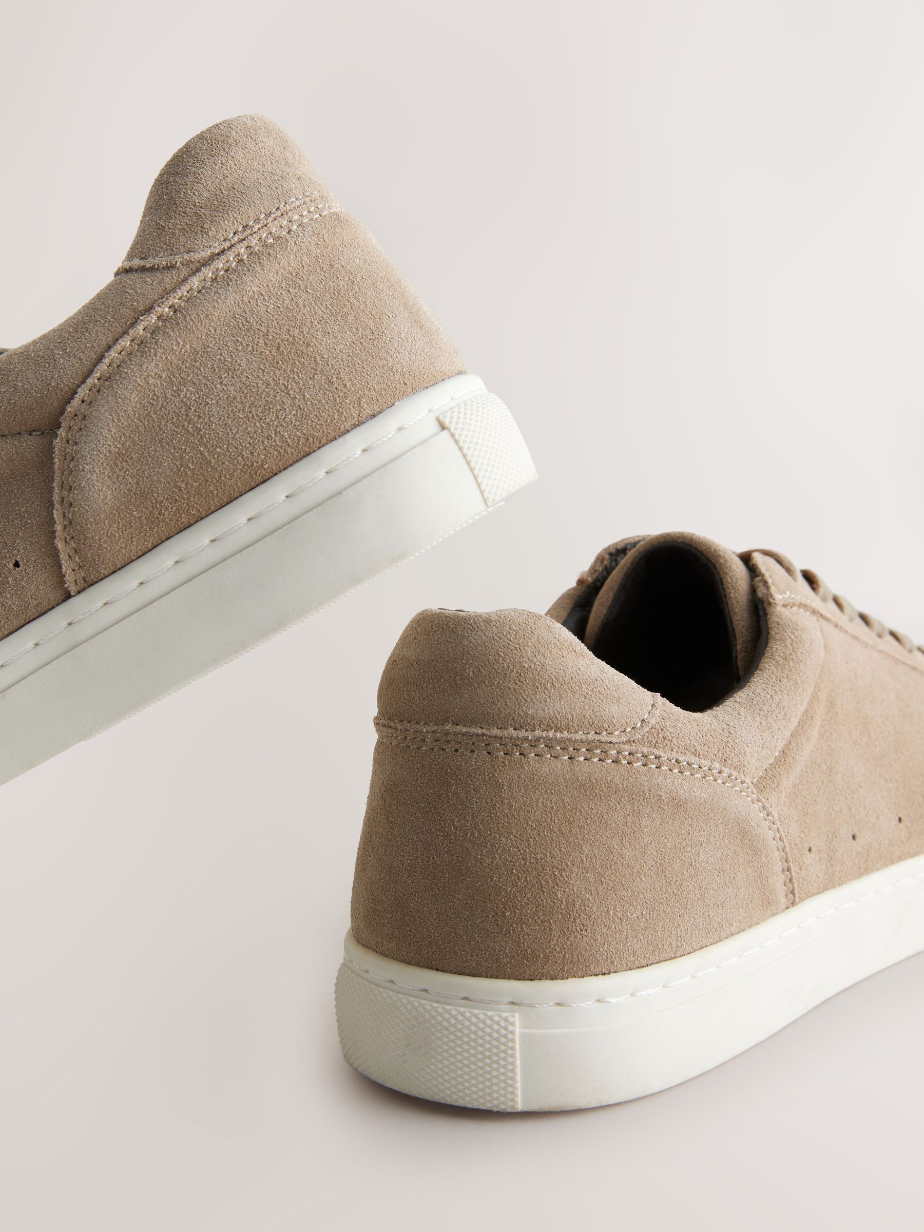 Neutraal - Modieuze suède sneakers