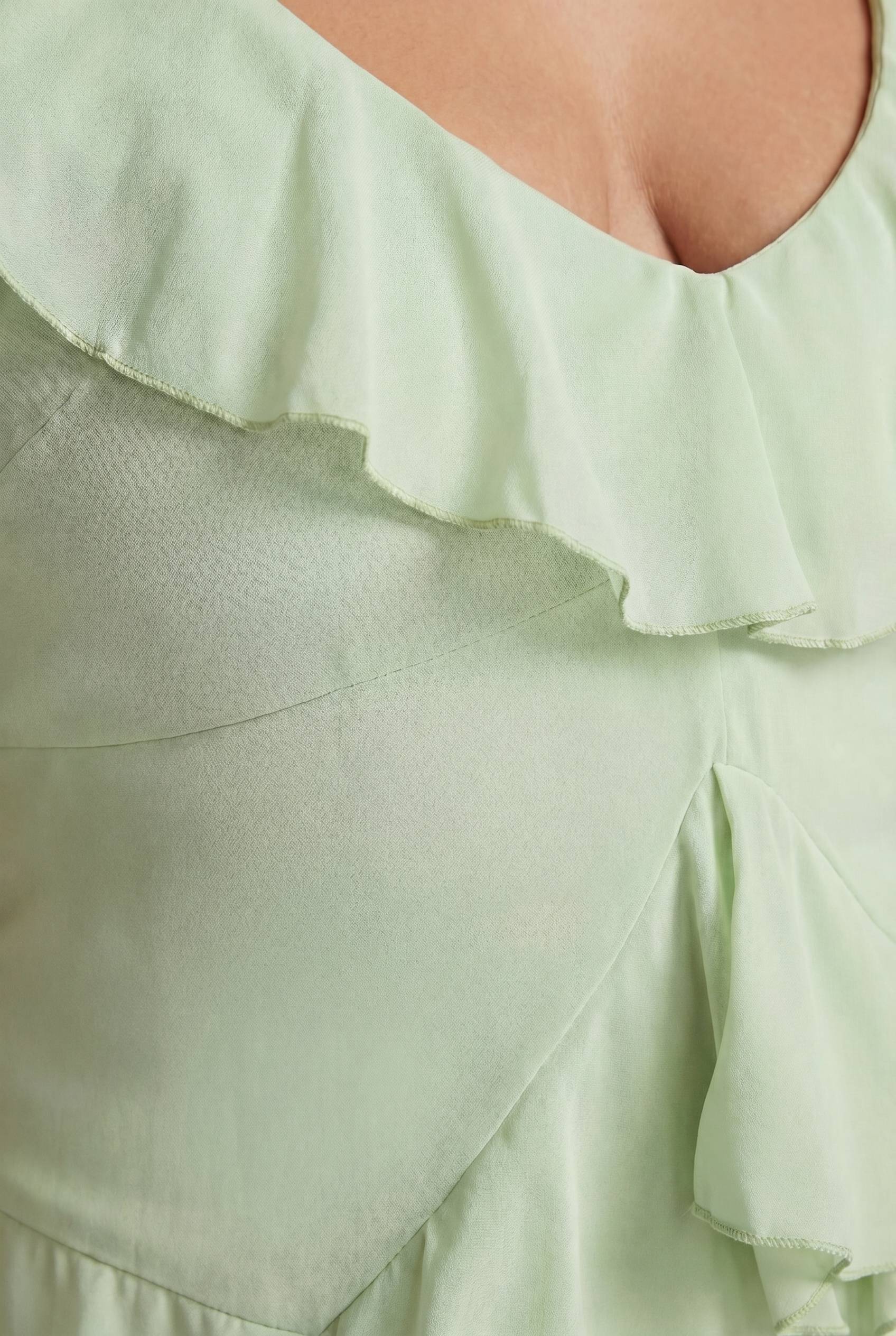 boohoo Robe Maxi À Volants Et Col Licou Grande Taille