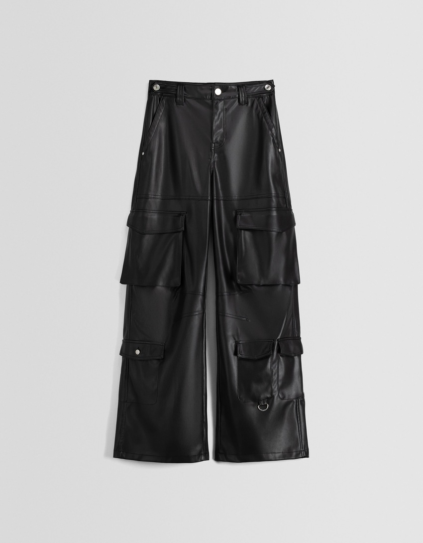 Calça cargo com vários bolsos e efeito couro