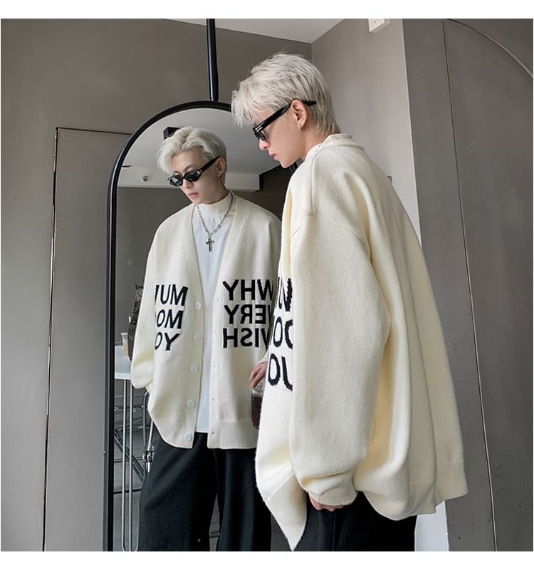 Naideth - V-hals vest met knoopjes en letters