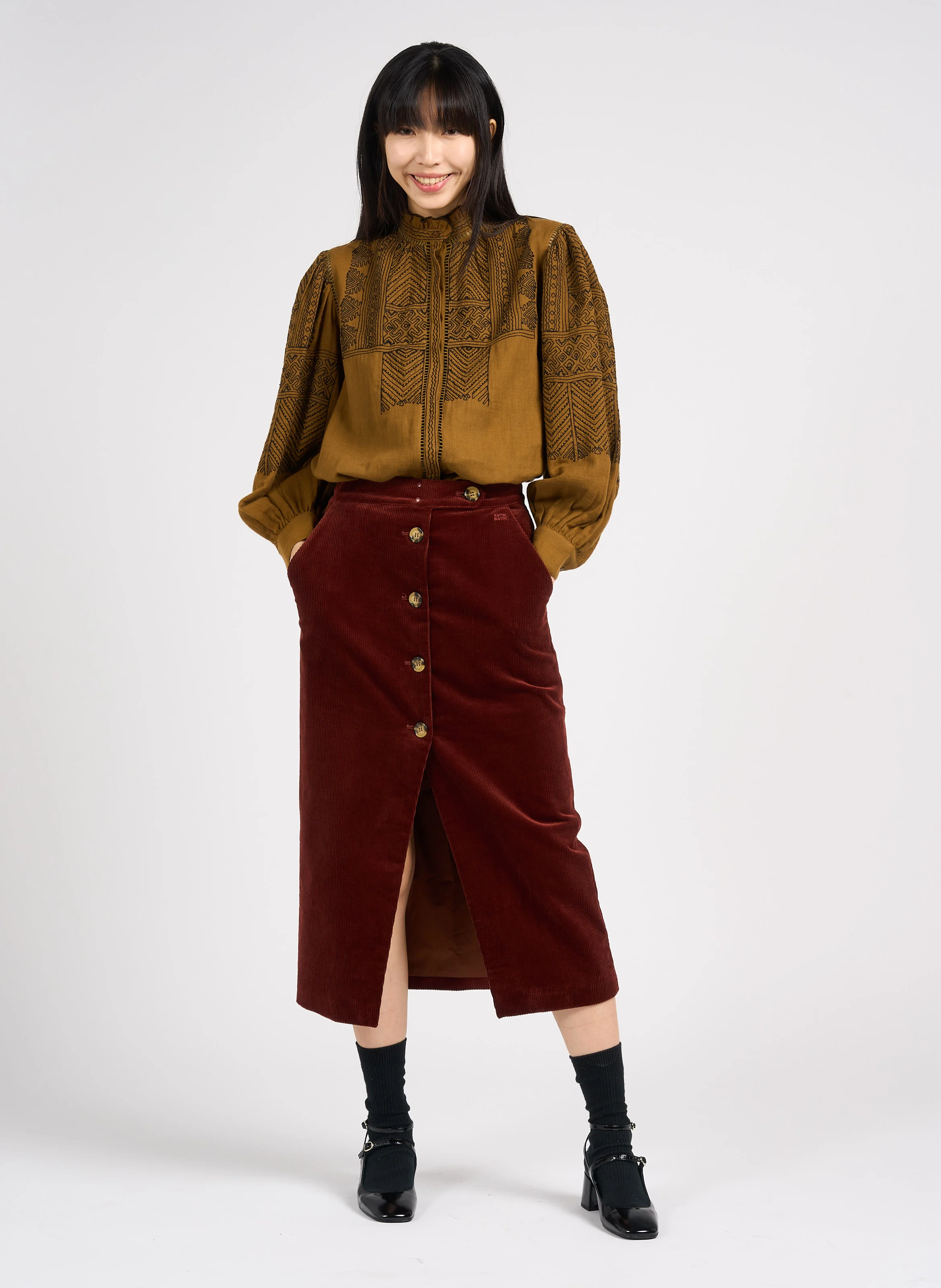 SVETLANA - Chemise col rond brodée en voile de coton | Marron