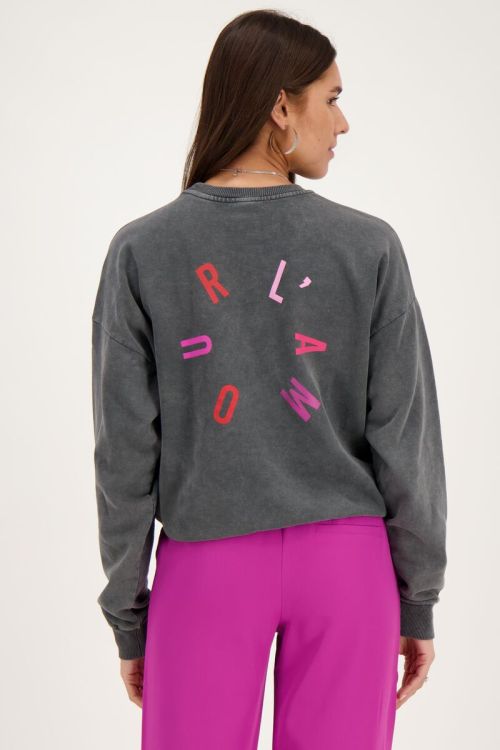 Donkergrijze sweater met roze l'amour
