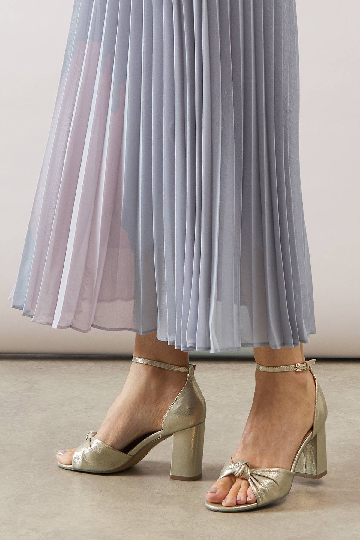 Wallis Sandales Carmen à Talon Bloc Haut Coupe Large en Satin avec Nœud Frontal