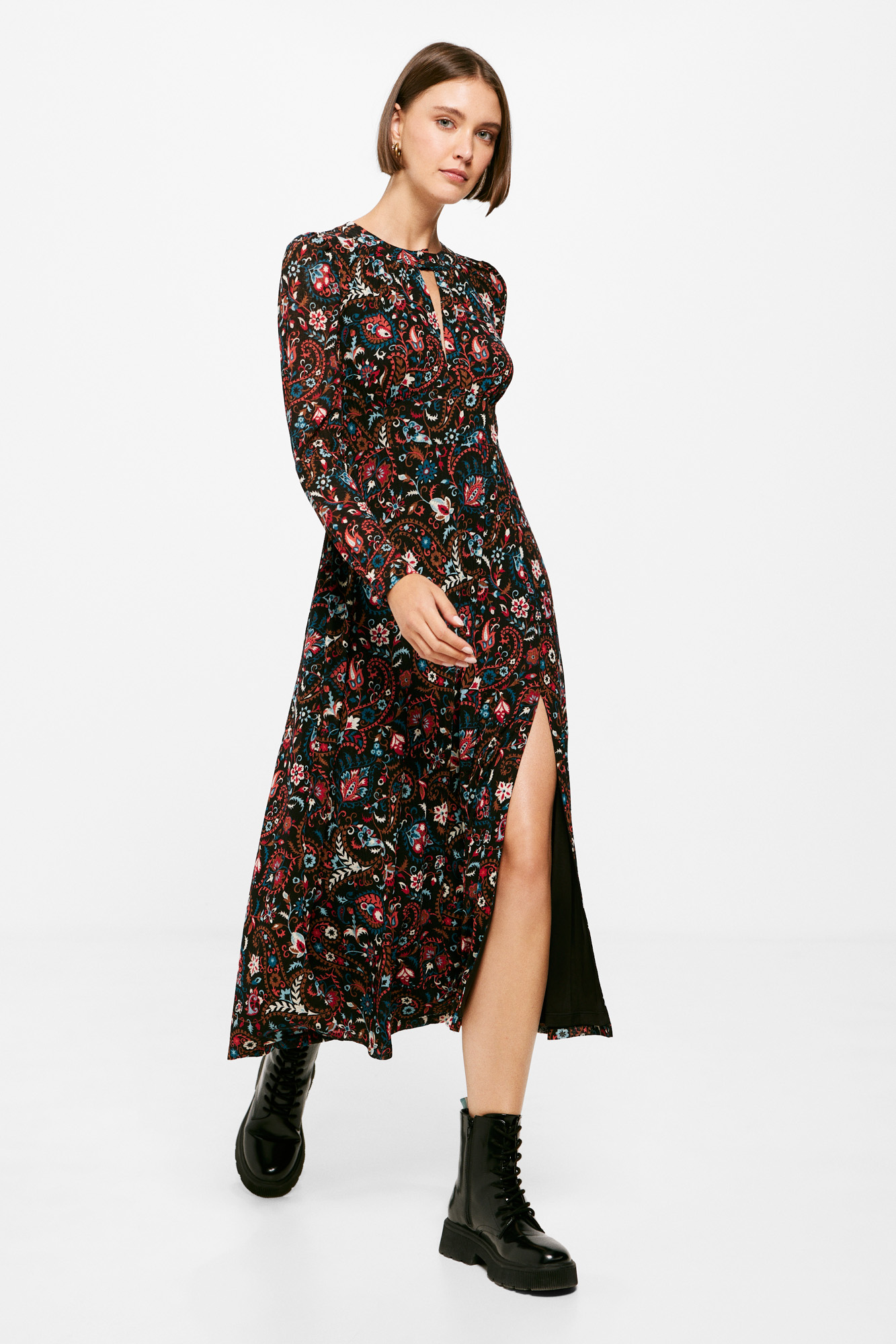 Vestido midi com estampa e decote em V.